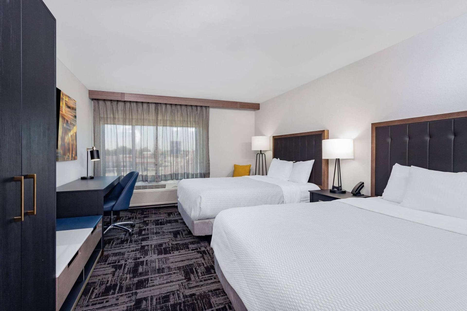 LaQuinta Suites by Wyndham South Bend Notre Dame Area gallery photo in South Bend, IN — image 17