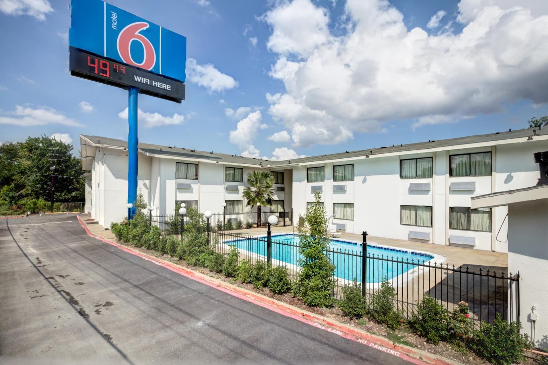 Motel 6-Dallas, TX - South interior in Dallas, TX — gallery photo 2