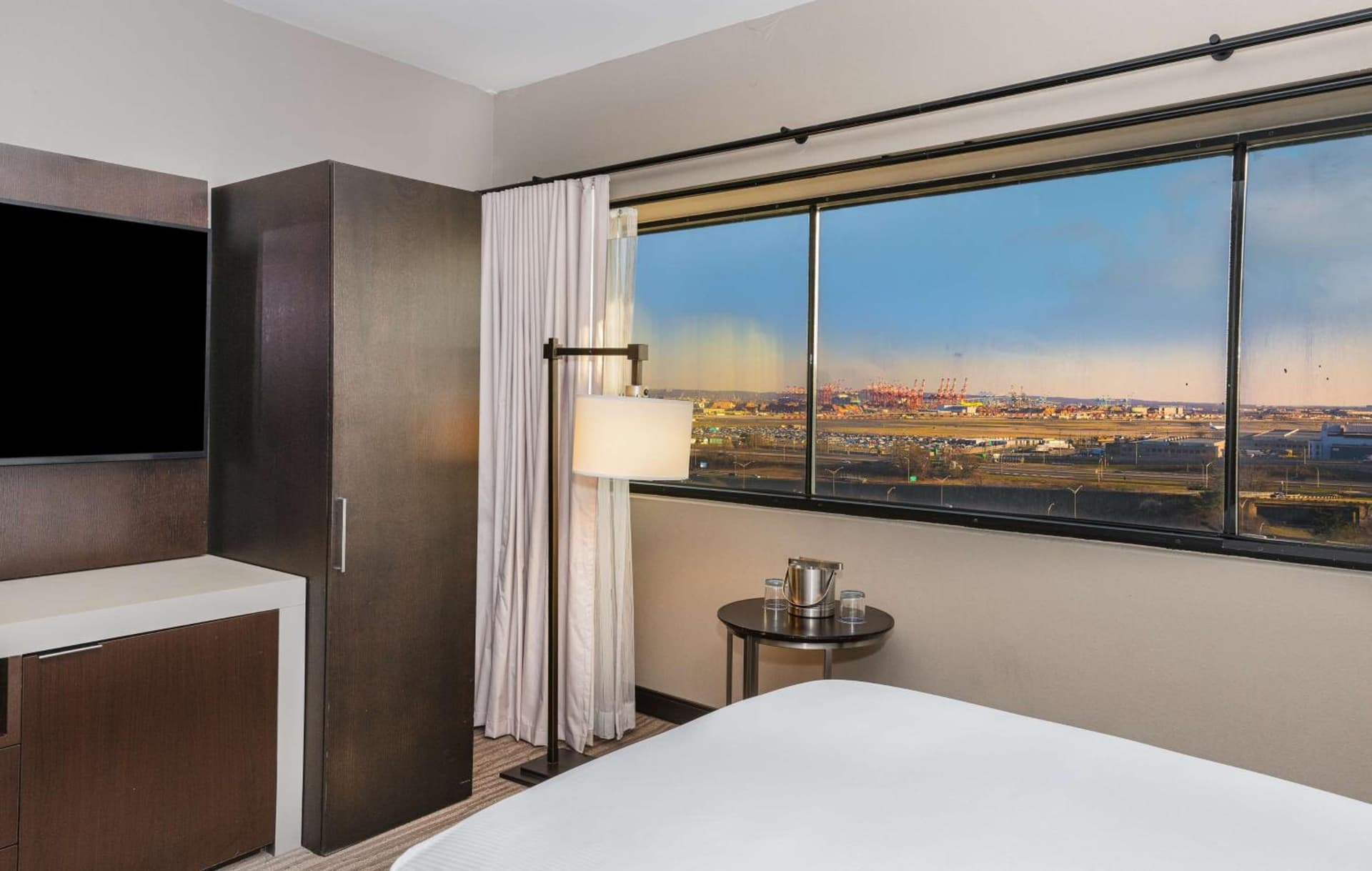 DoubleTree by Hilton Hotel Newark Airport gallery photo in Newark, NJ — image 27