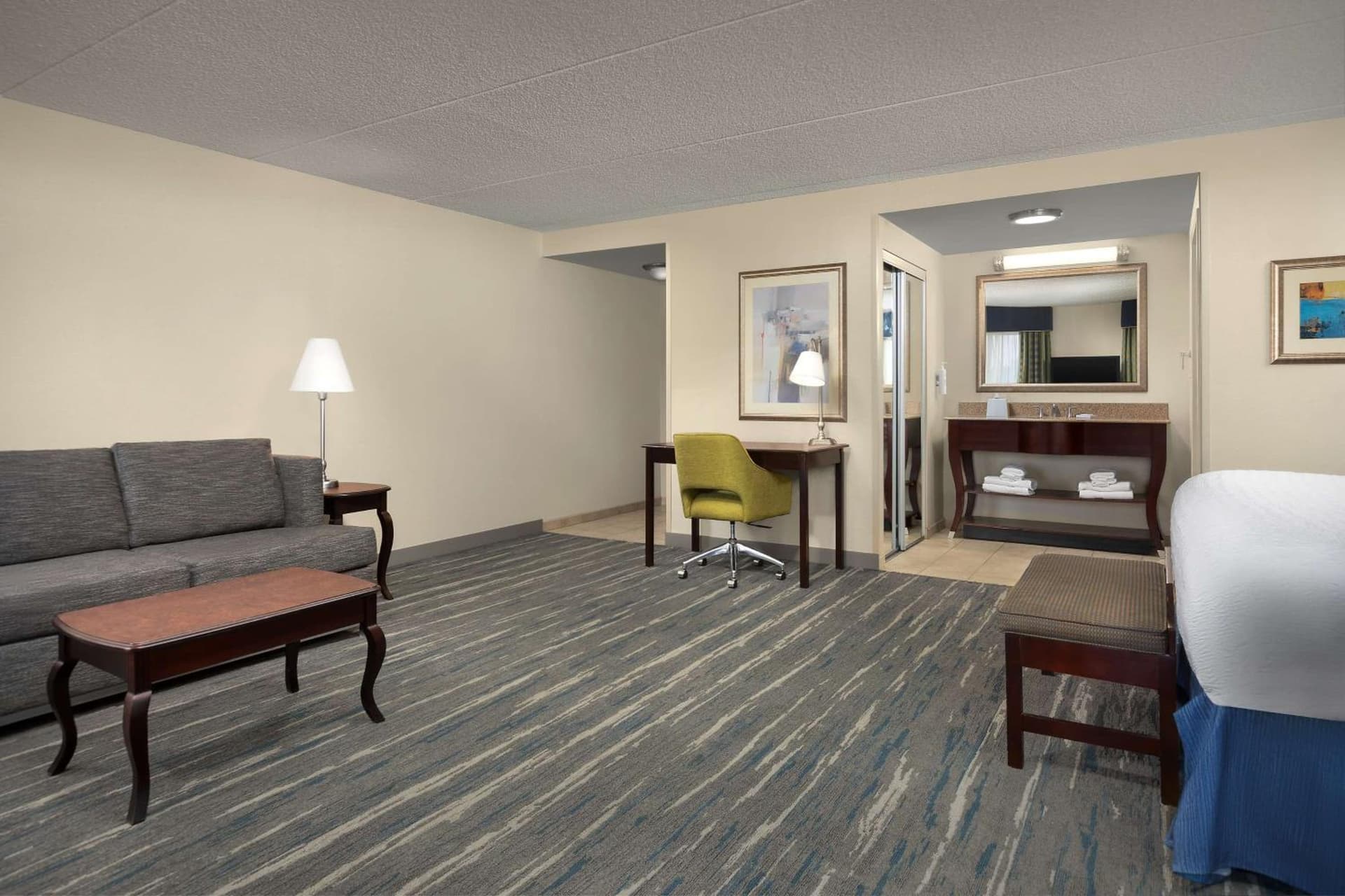 Hampton Inn Syracuse Clay property views in Liverpool, NY — gallery photo 3