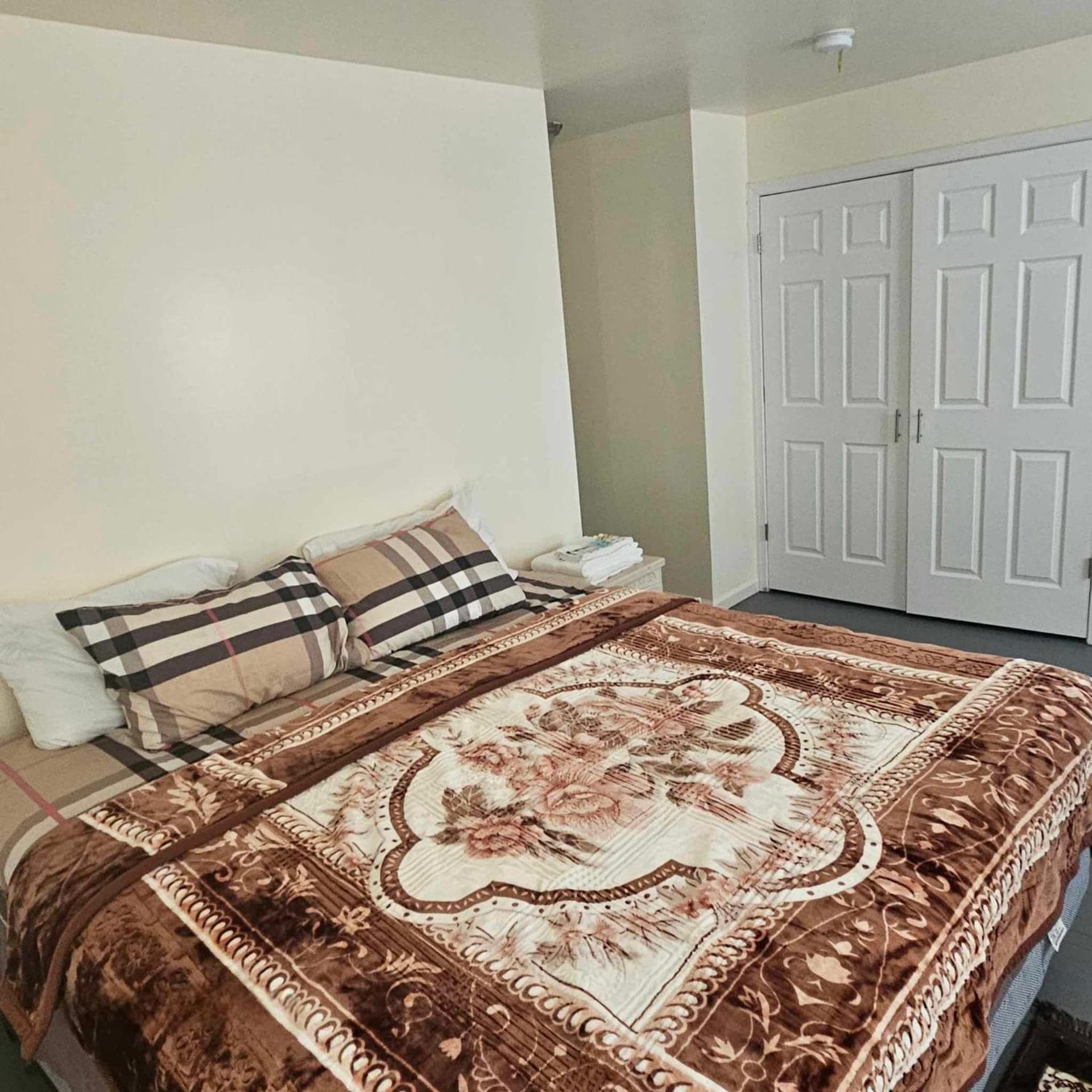 Travelers Long Stay with Private Bathroom Divine Villa and Resorts 5mins to EWR Airport and 4mins to Penn Station Newark, New York featured exterior or lobby in Newark, NJ — similar hotel