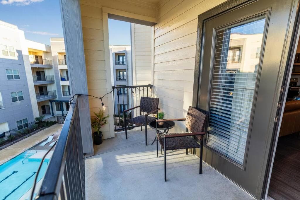 Upscale 1br Pool&gym Utsa Centrally Located! featured exterior or lobby in San Antonio, TX — similar hotel