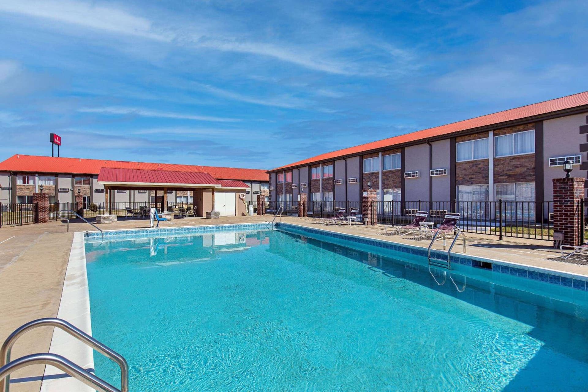 Ramada by Wyndham Bowling Green interior in Bowling Green, KY — gallery photo 2