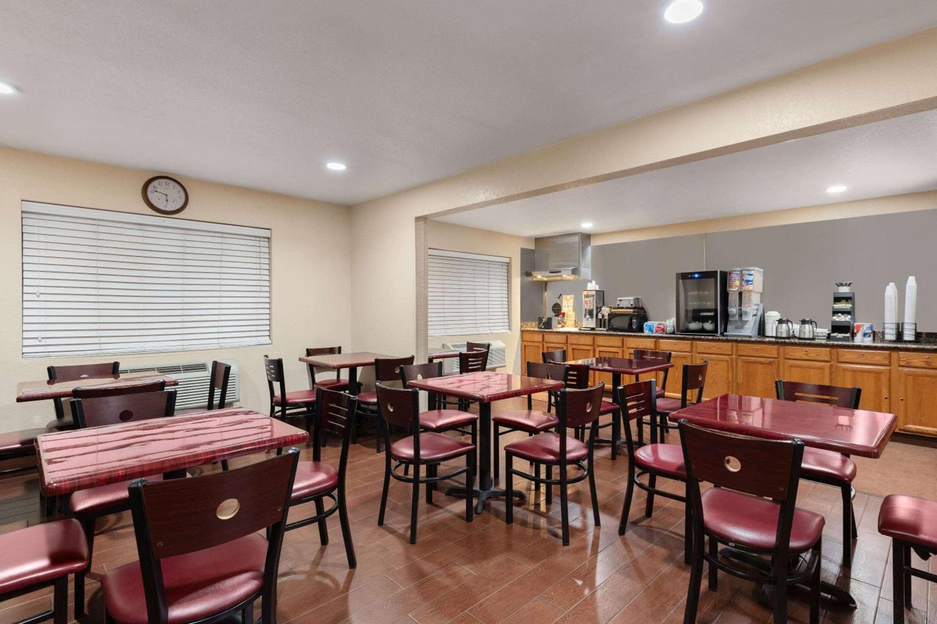 Howard Johnson by Wyndham Williams interior in Williams, AZ — gallery photo 2