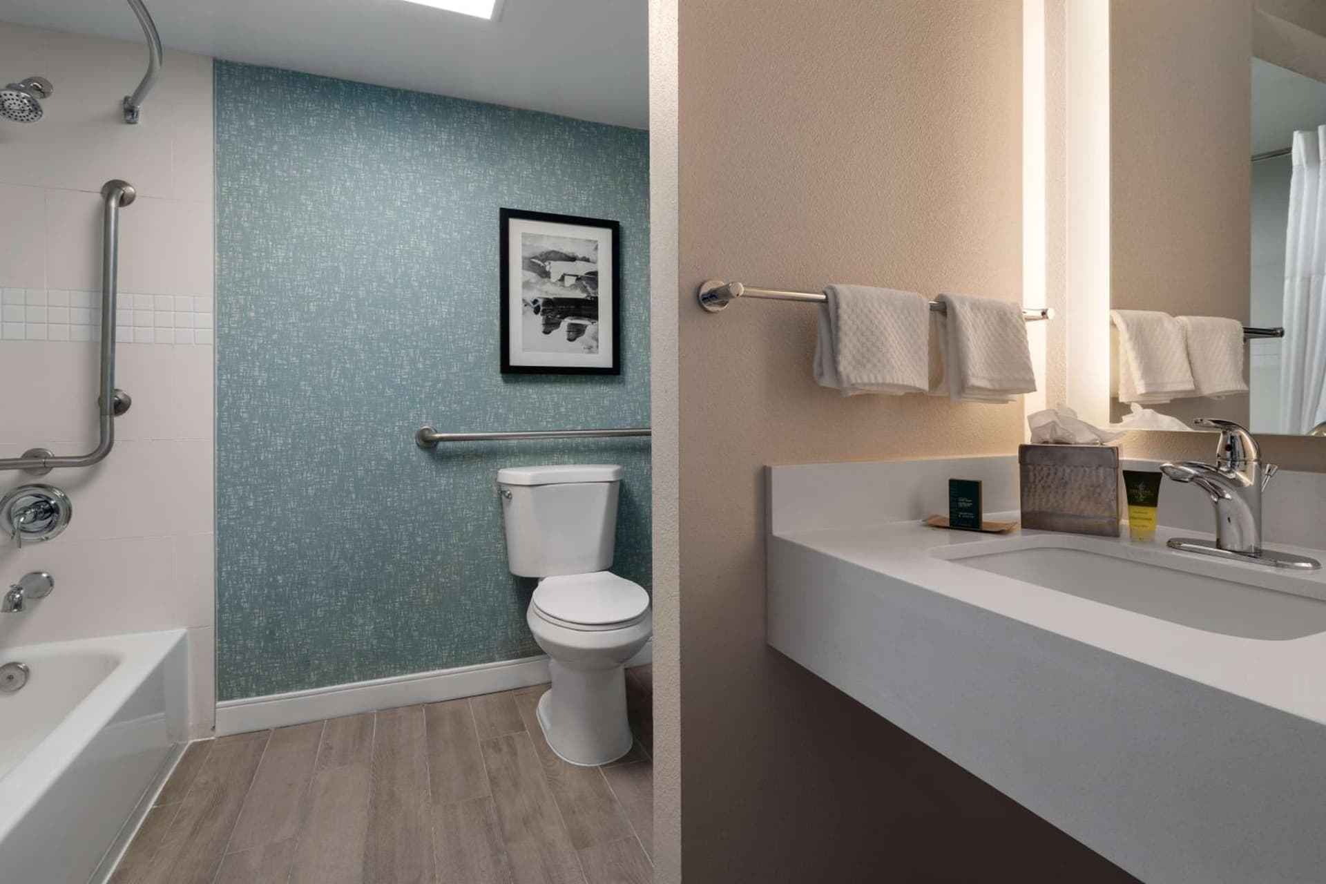 DoubleTree by Hilton Norfolk Airport gallery photo in Norfolk, VA — image 9
