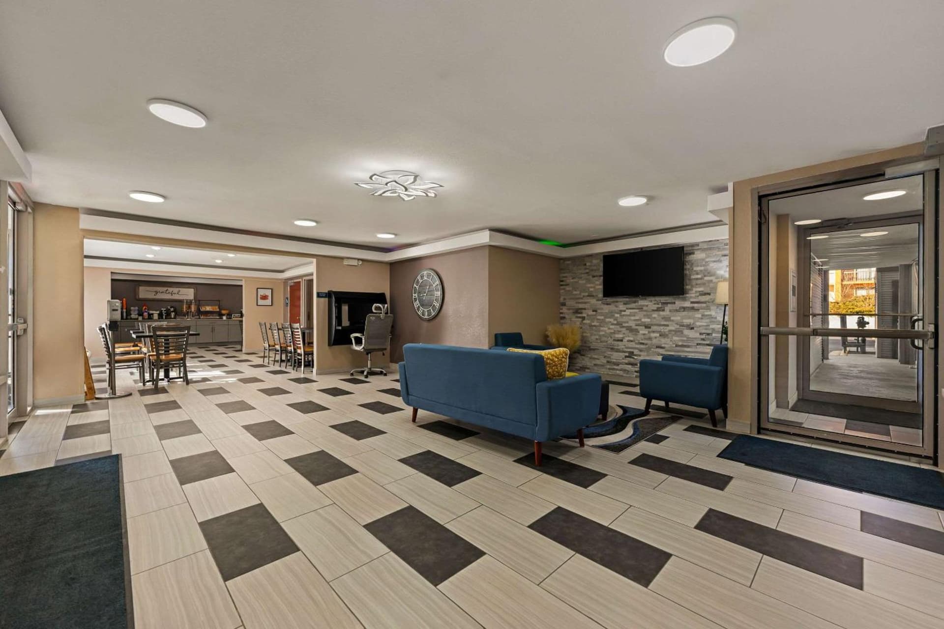 Econo Lodge Rockford Casino Area gallery photo in Rockford, IL — image 18