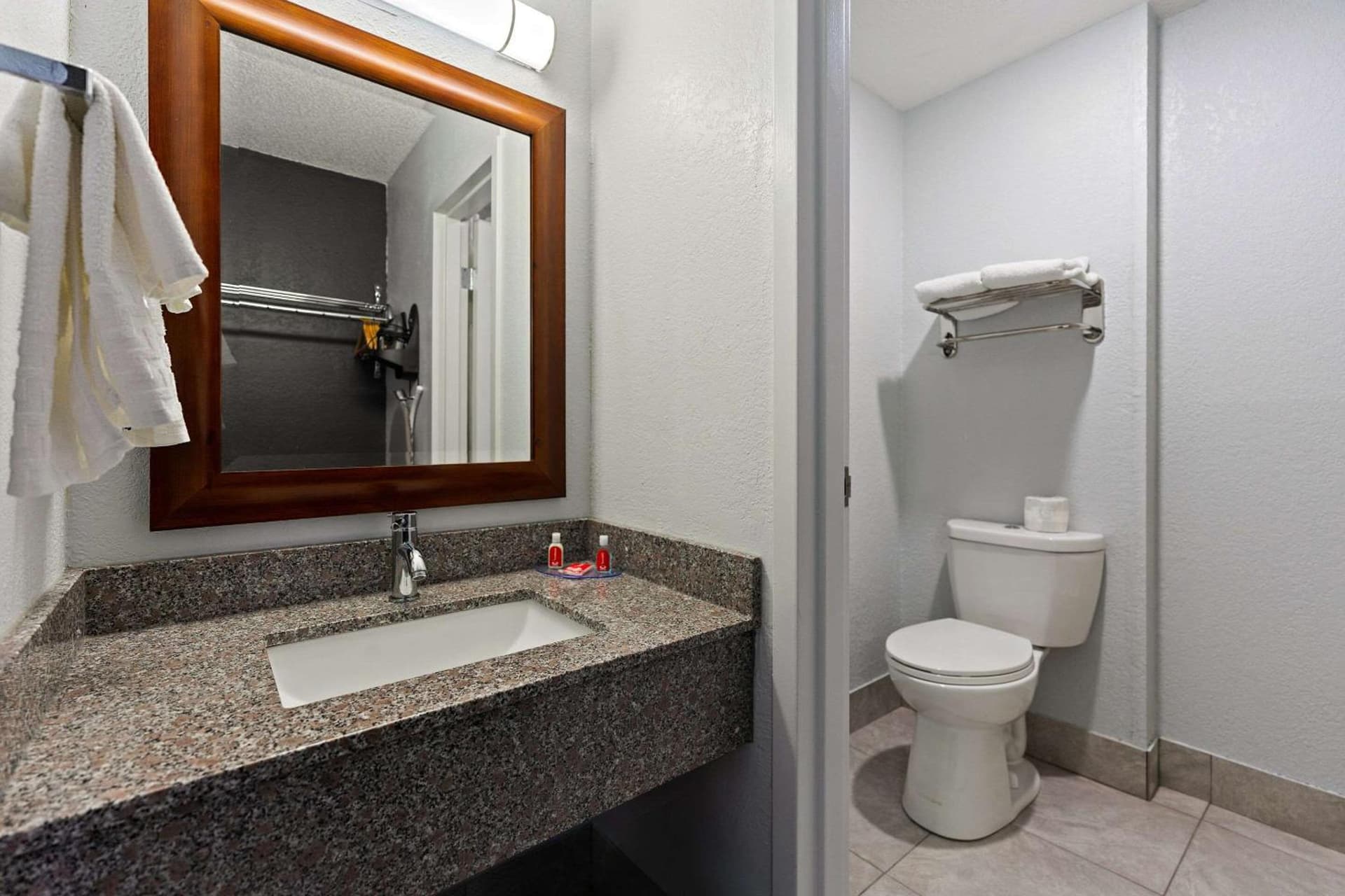 Econo Lodge Rockford Casino Area gallery photo in Rockford, IL — image 31