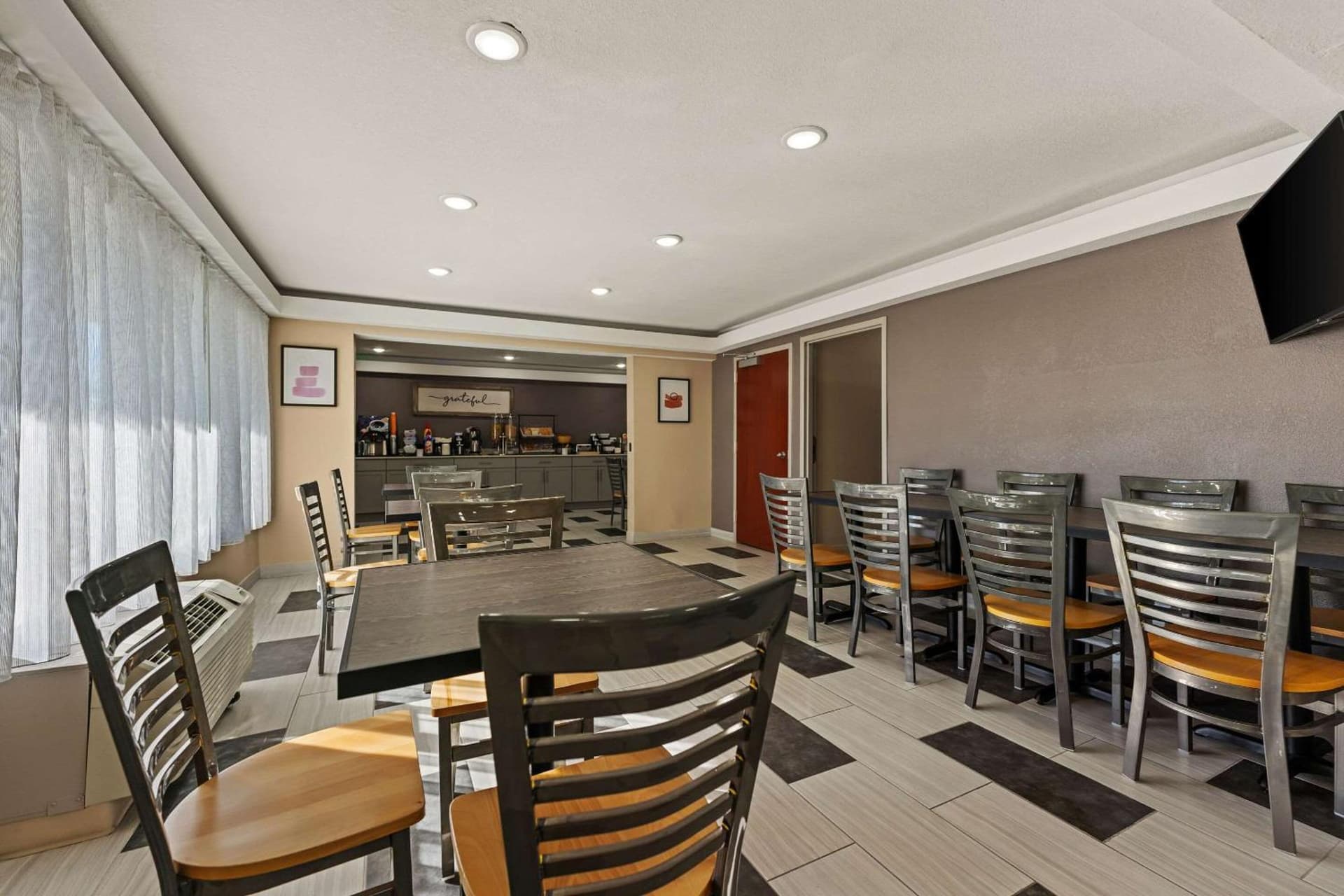 Econo Lodge Rockford Casino Area gallery photo in Rockford, IL — image 14