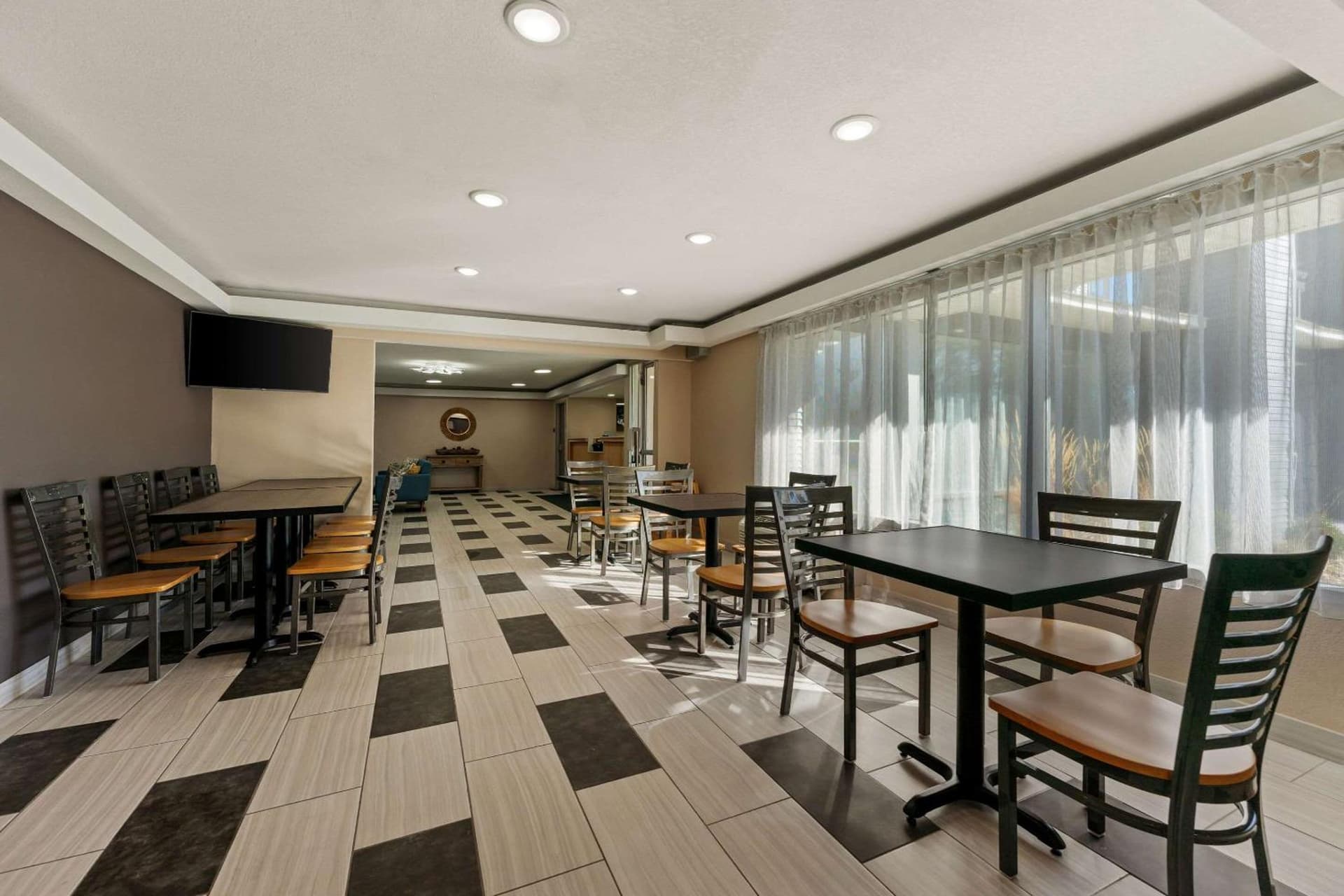 Econo Lodge Rockford Casino Area gallery photo in Rockford, IL — image 22
