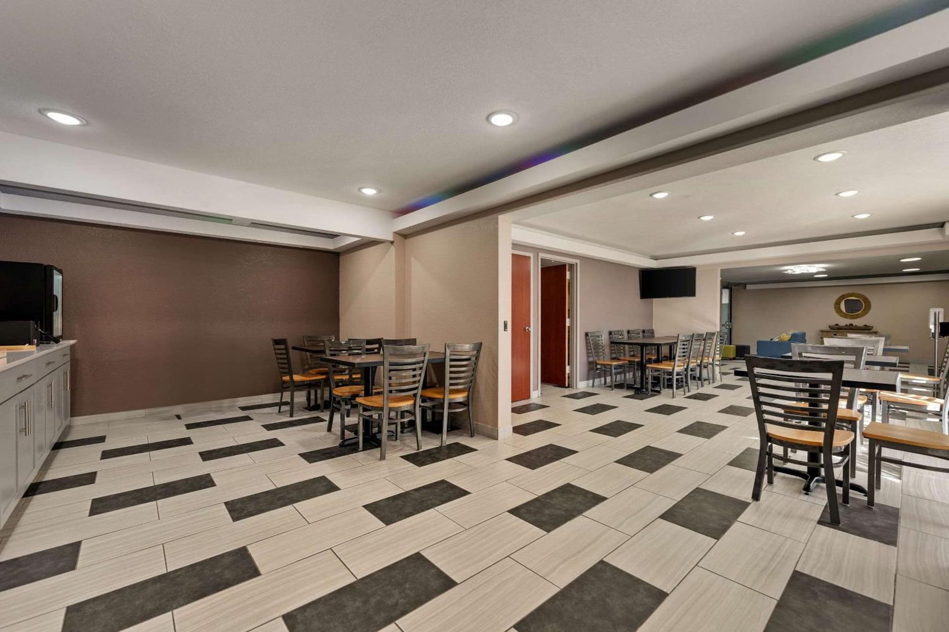 Econo Lodge Rockford Casino Area gallery photo in Rockford, IL — image 23