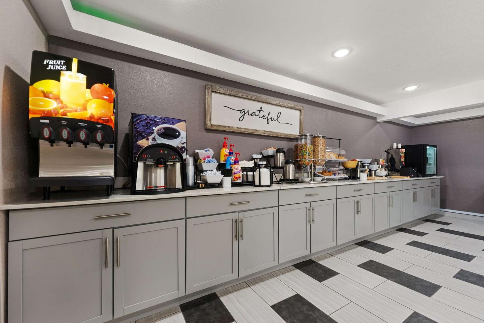 Econo Lodge Rockford Casino Area gallery photo in Rockford, IL — image 26