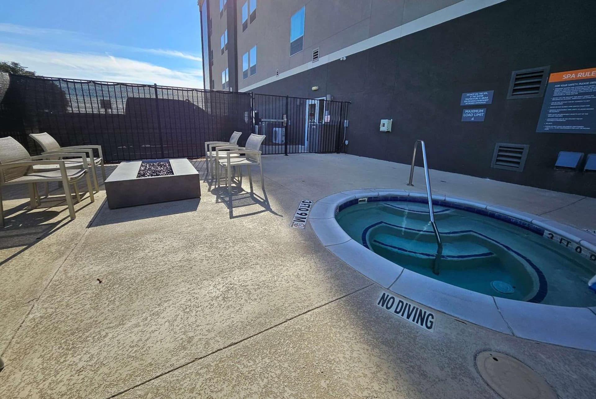 La Quinta Inn & Suites by Wyndham - Red Oak TX IH-35E interior in Red Oak, TX — gallery photo 2