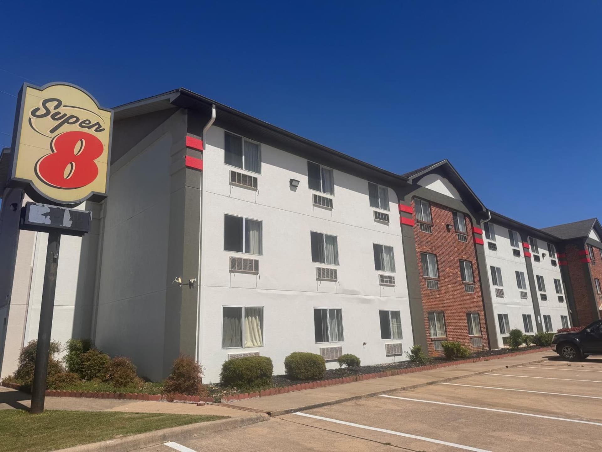 Super 8 by Wyndham College Station gallery photo in College Station, TX — image 15