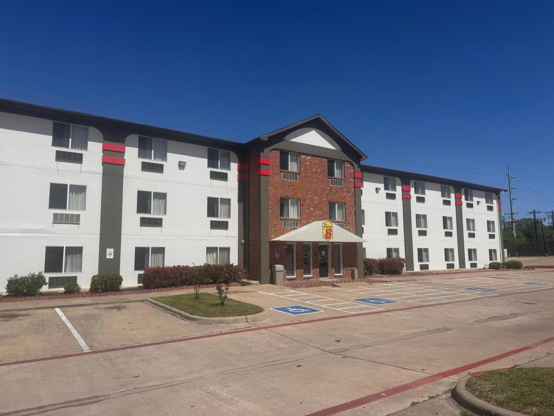 Super 8 by Wyndham College Station gallery photo in College Station, TX — image 19