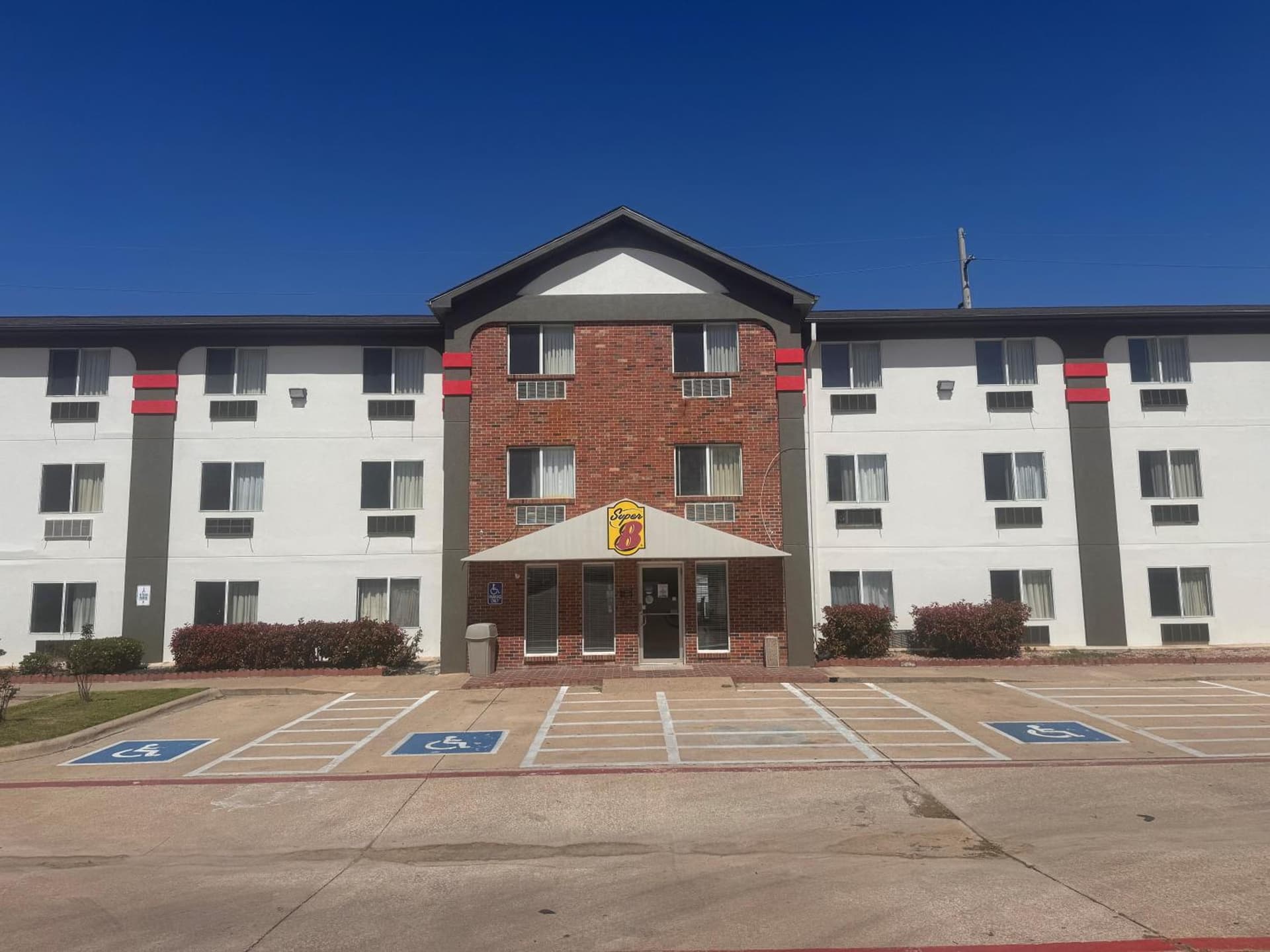 Super 8 by Wyndham College Station gallery photo in College Station, TX — image 41