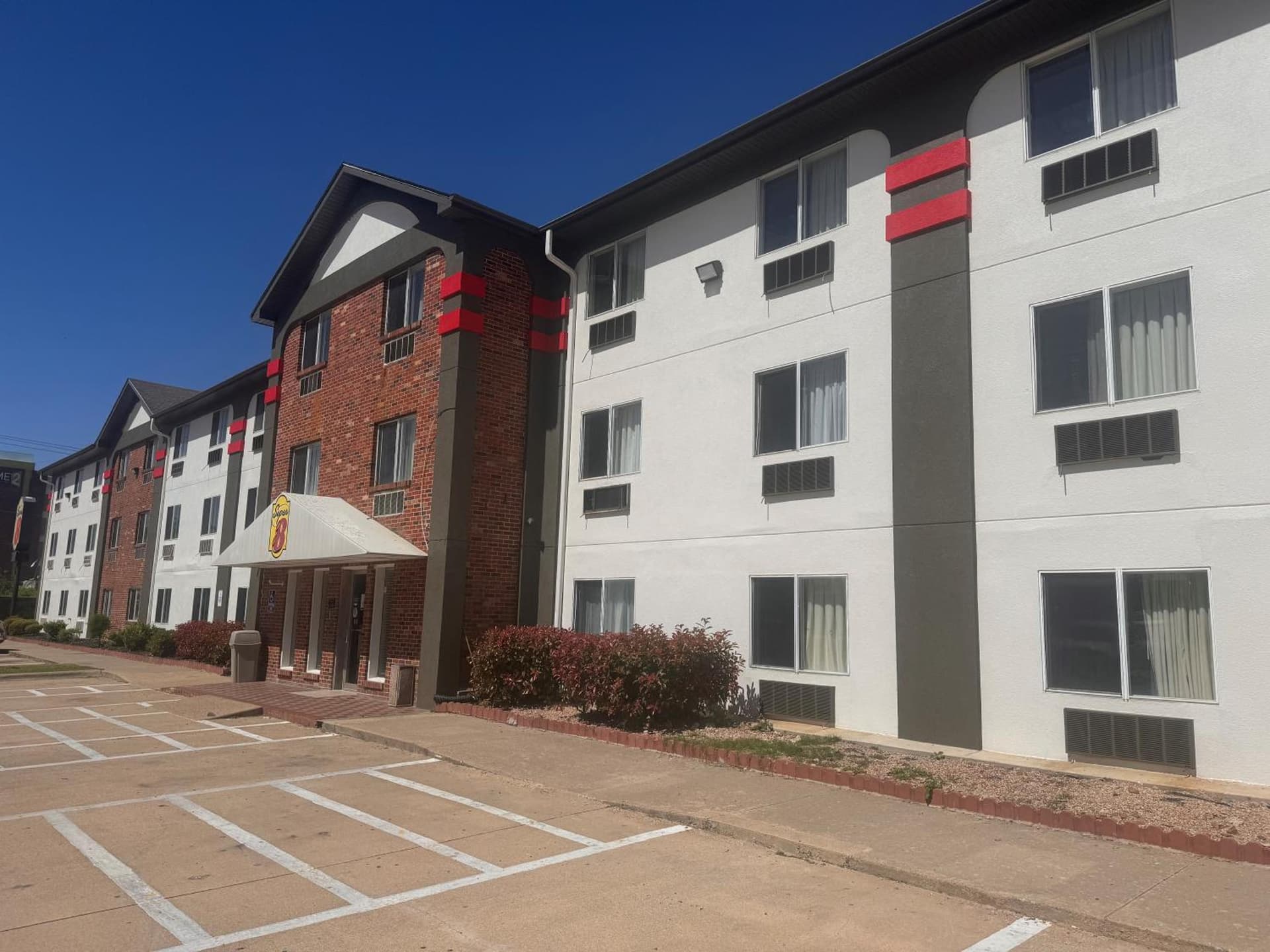 Super 8 by Wyndham College Station gallery photo in College Station, TX — image 16
