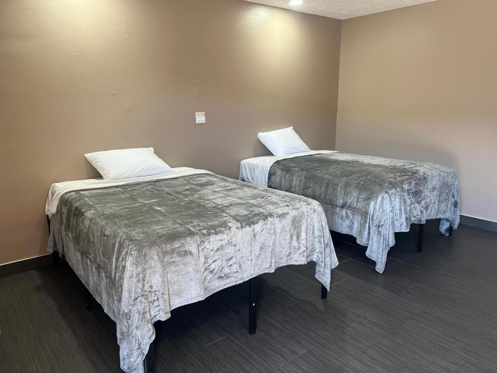 Pomona Inn interior in Pomona, CA — gallery photo 2