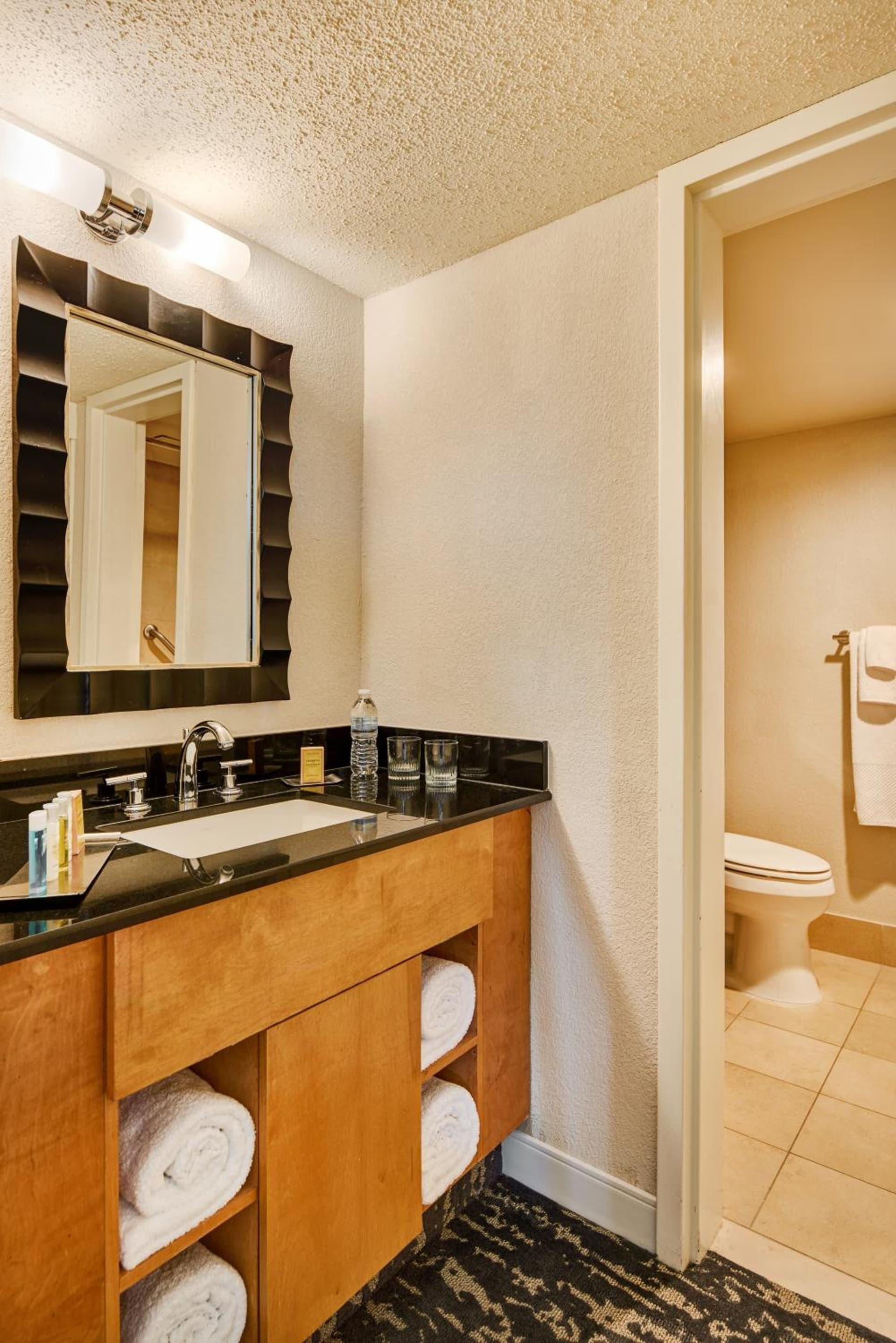DoubleTree by Hilton Hotel Berkeley Marina gallery photo in Berkeley, CA — image 43