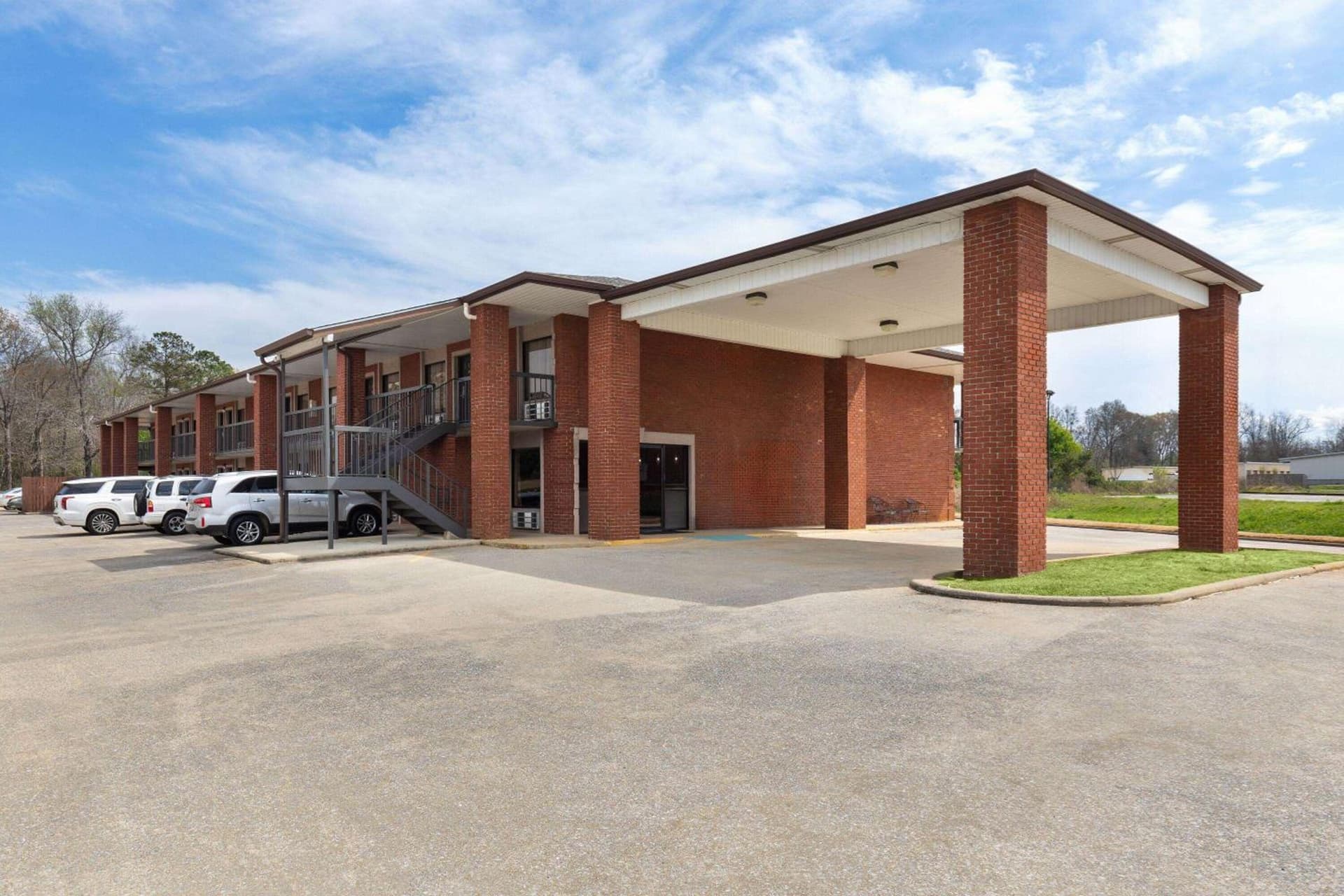 Days Inn by Wyndham Childersburg interior in Childersburg, AL — gallery photo 2