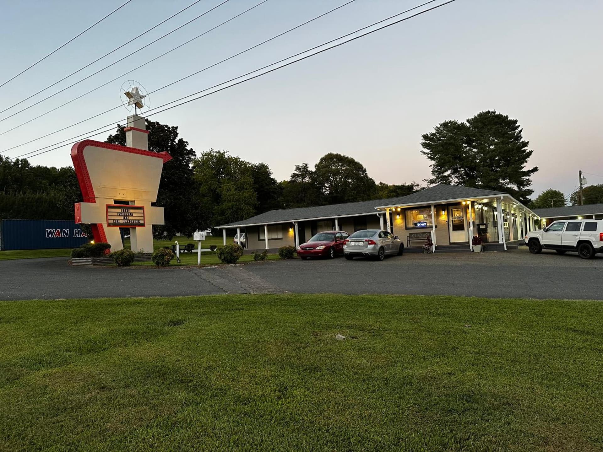 Bea's Parkway Inn featured exterior or lobby in Mount Airy, NC — similar hotel