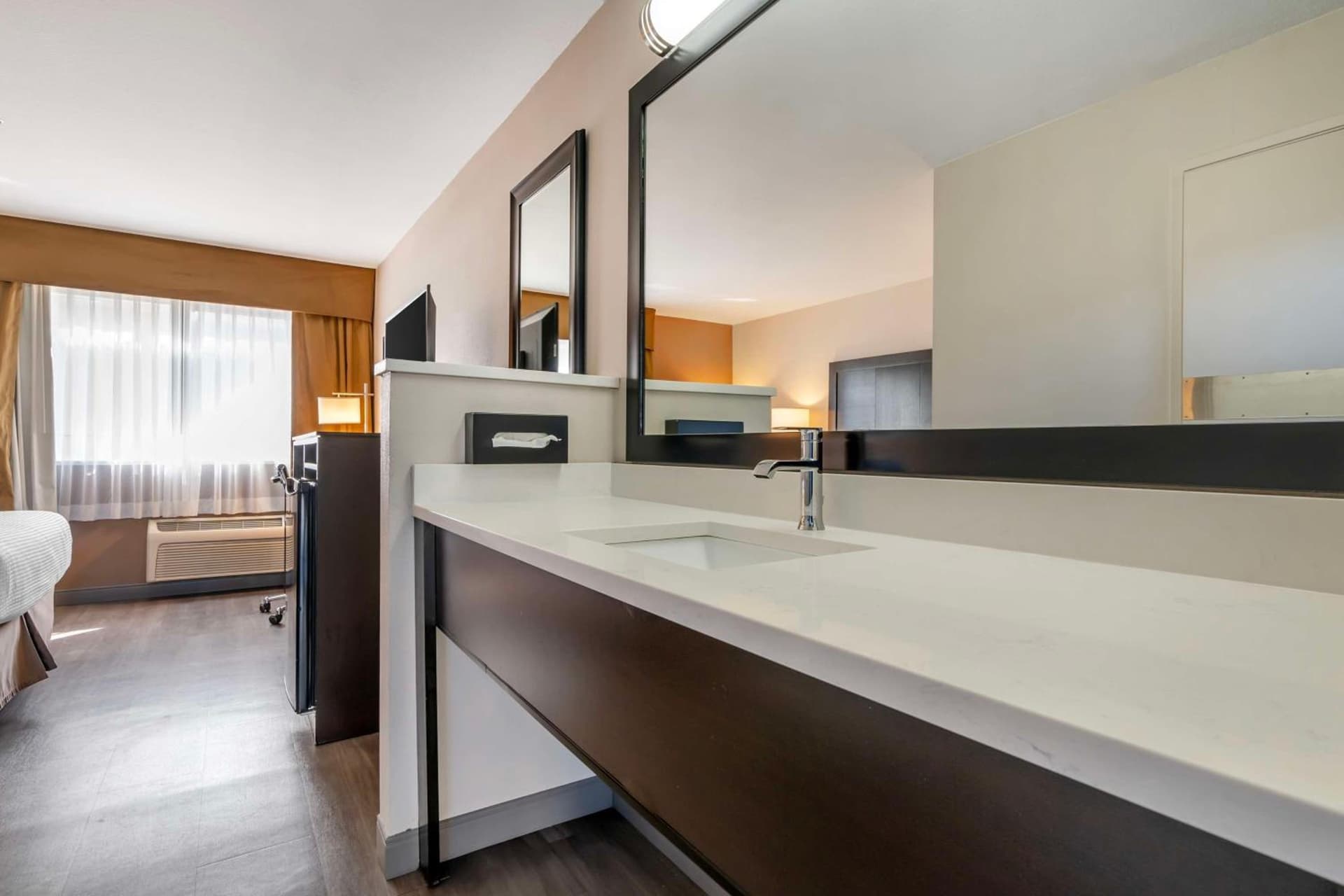 Best Western Inn of Vancouver interior in Vancouver, WA — gallery photo 2