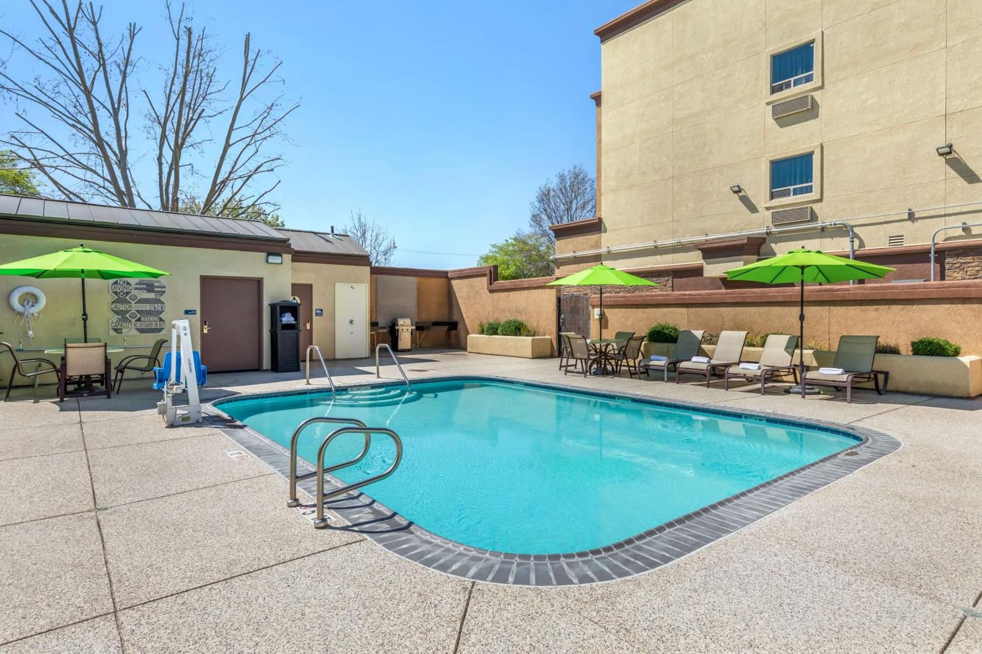 Best Western Plus Taft Inn interior in Taft, CA — gallery photo 2