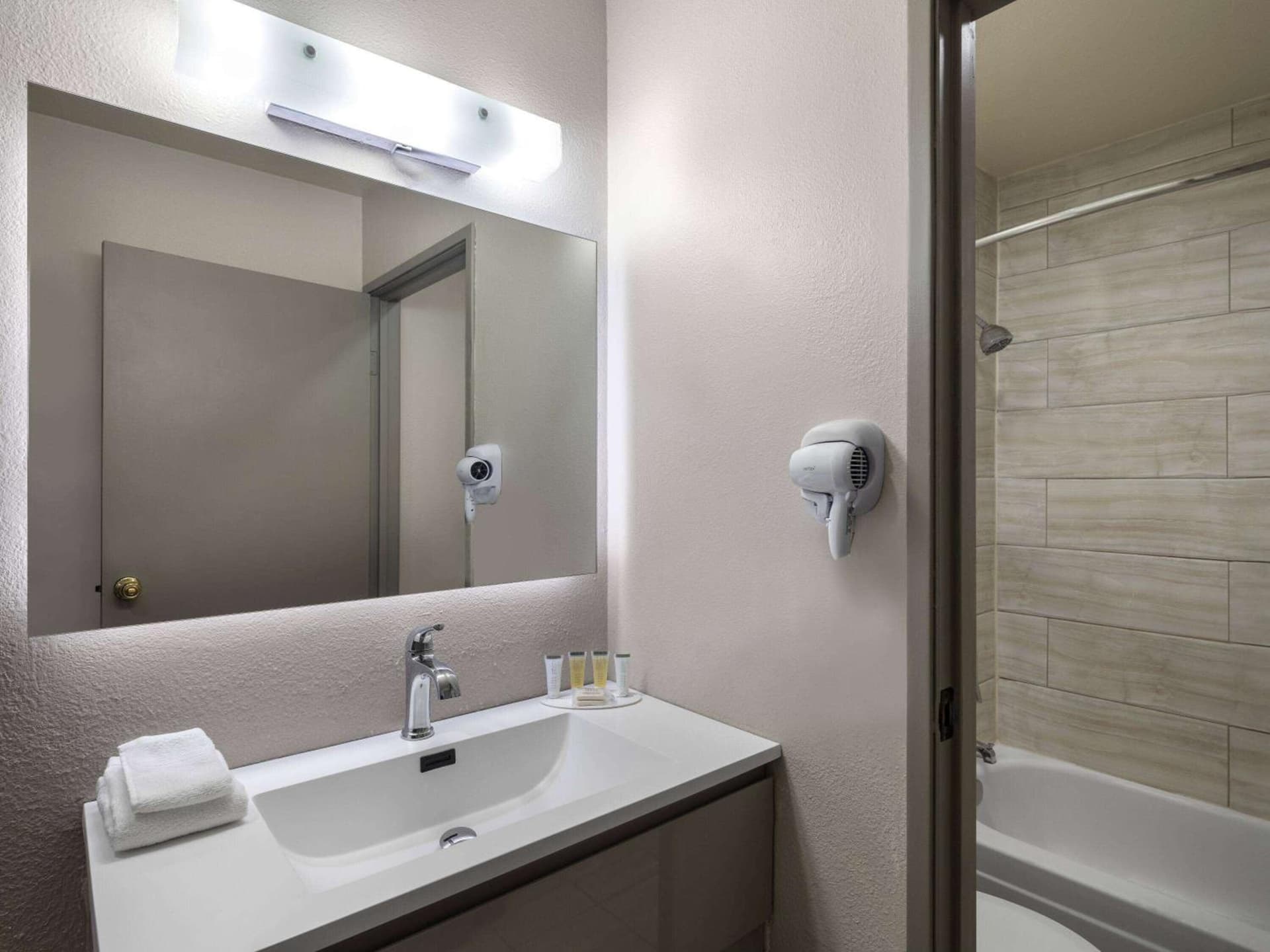 Days Inn by Wyndham Las Vegas Airport Near the Strip gallery photo in Las Vegas, NV — image 13