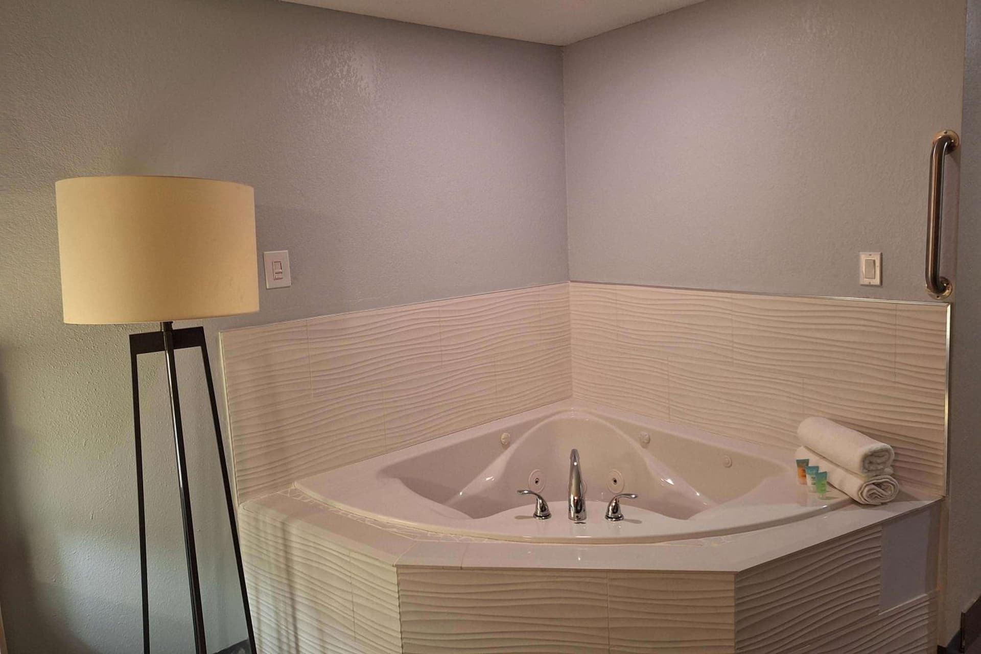 Travelodge by Wyndham Indianapolis Speedway gallery photo in Indianapolis, IN — image 17
