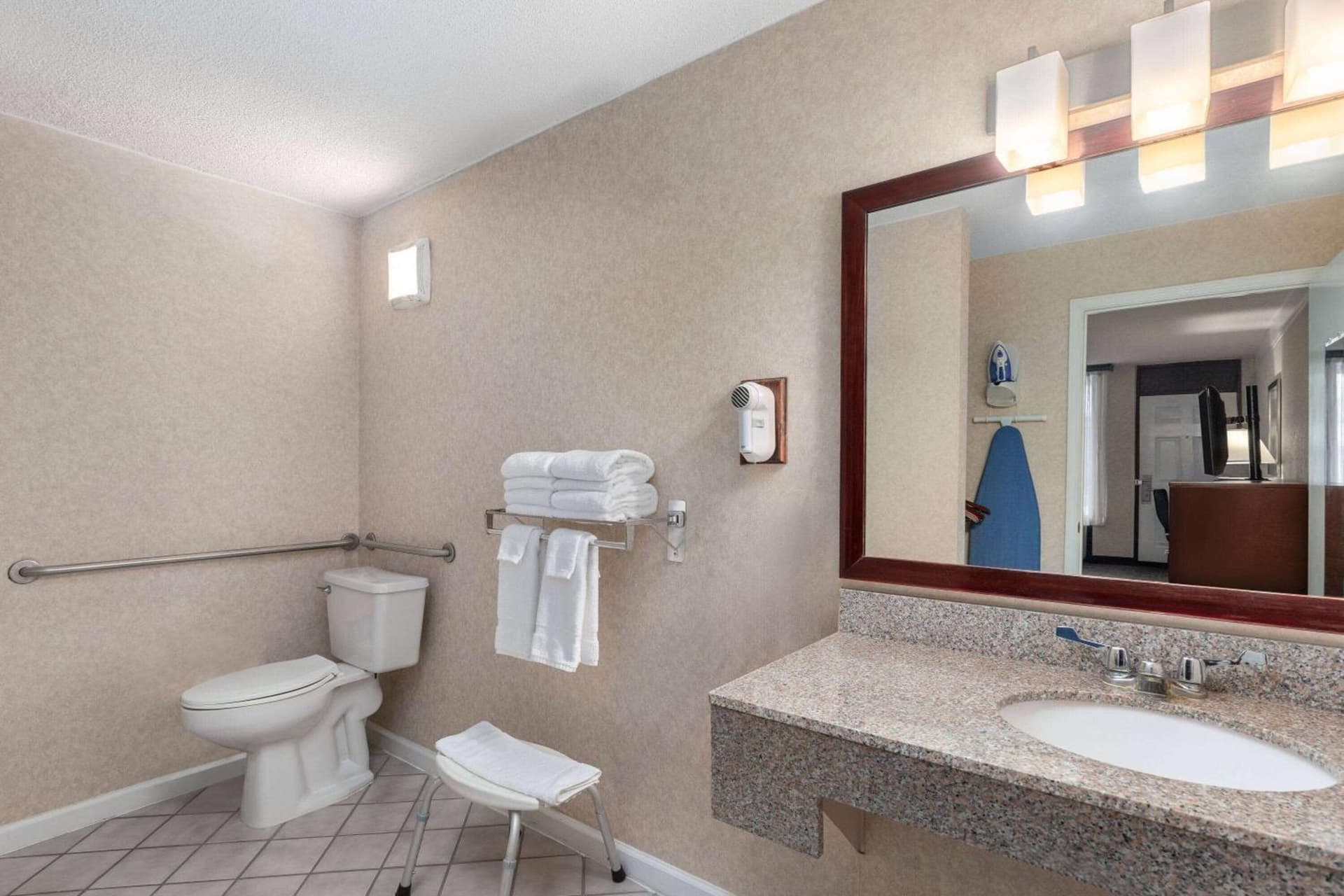 Days Inn by Wyndham Columbia Kentucky interior in Columbia, KY — gallery photo 2