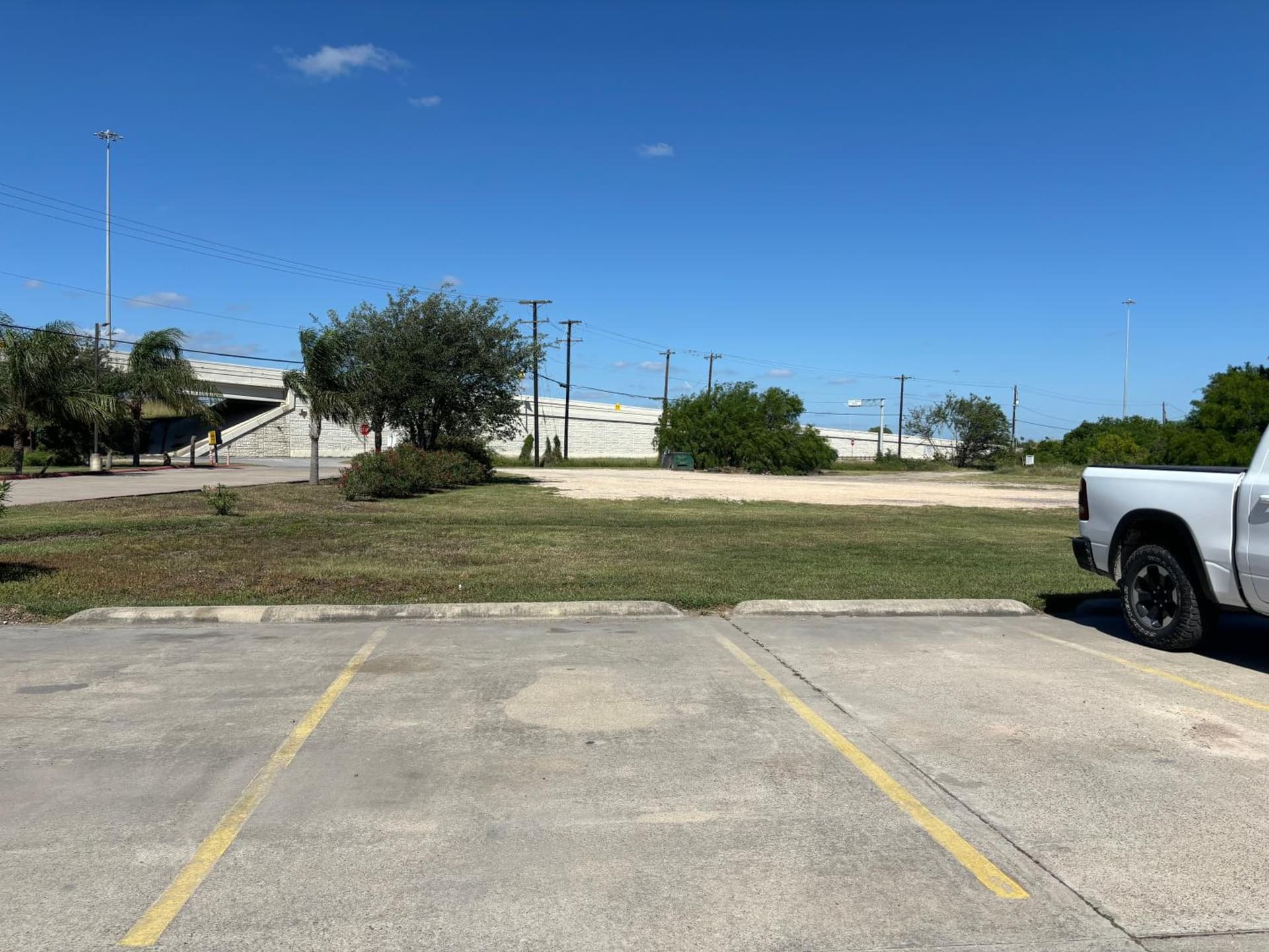 Deluxe Inn & Suites gallery photo in Brownsville, TX — image 14