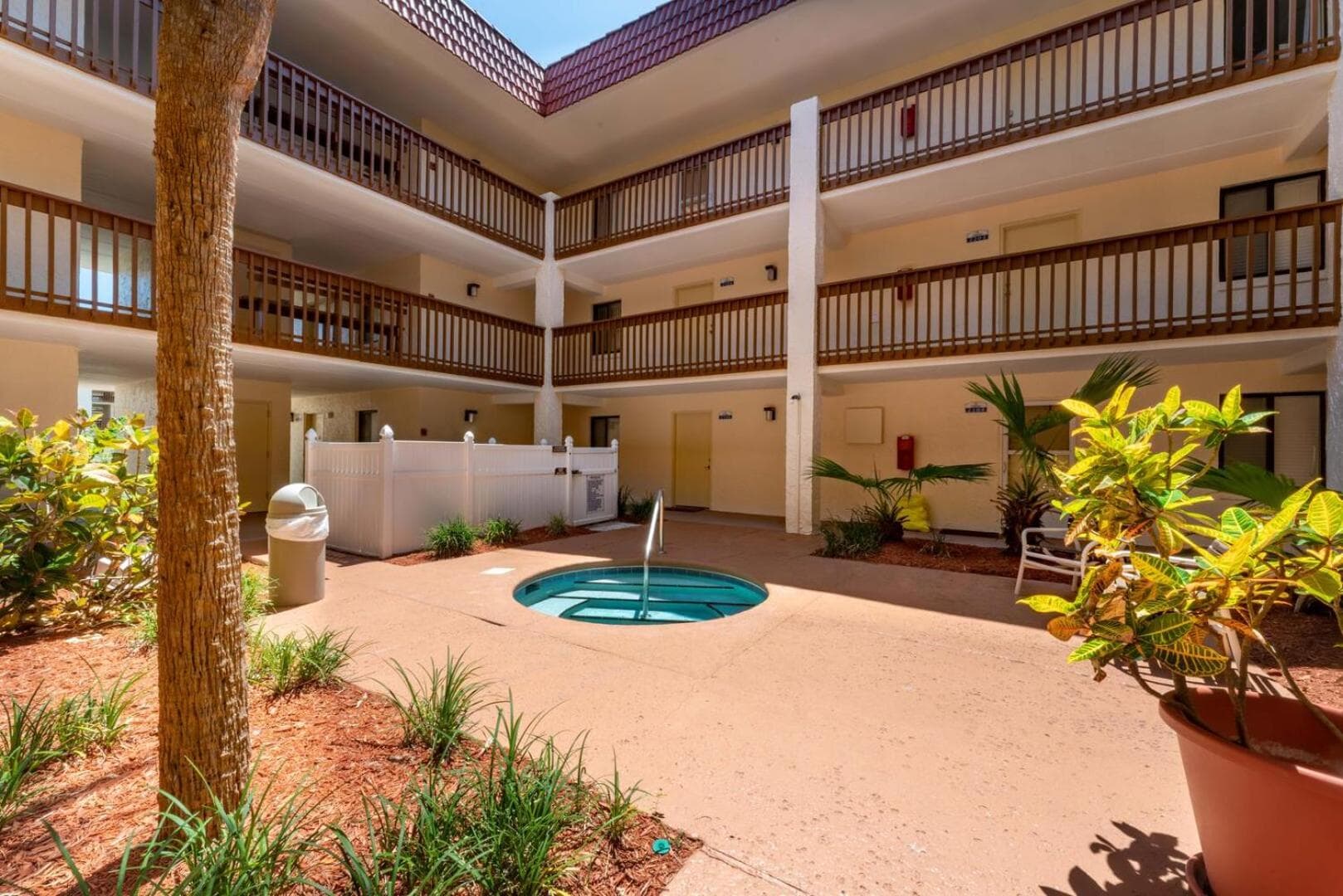 Beachy Vibes-Resort 2bed/2bath-Steps to Ocean interior in St. Augustine, FL — gallery photo 2