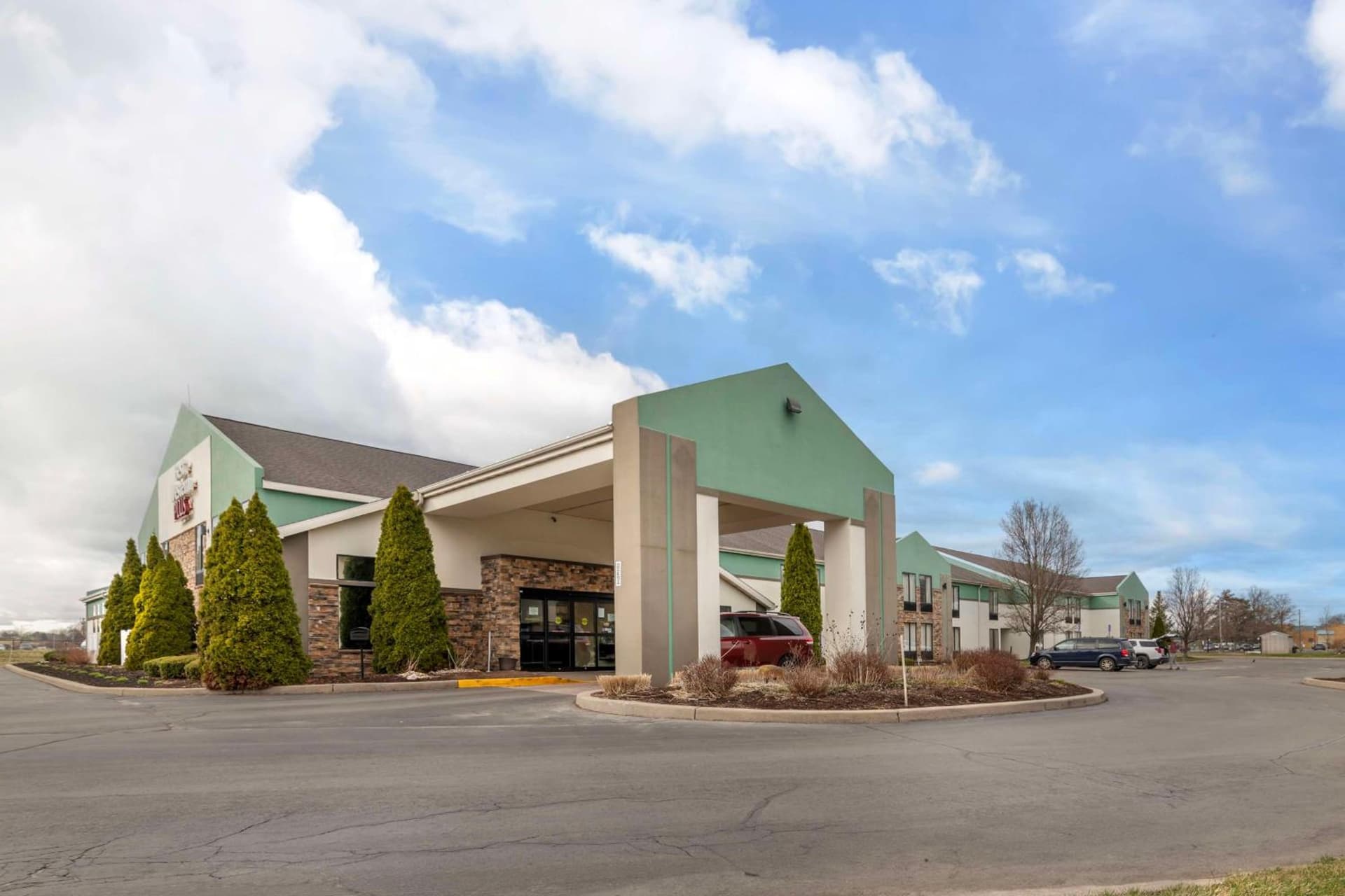 Syracuse Grand featured exterior or lobby in Liverpool, NY — similar hotel