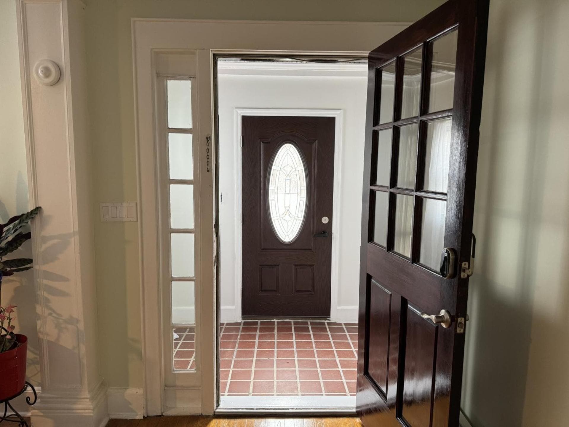 Modern Queen Room Near EWR gallery photo in Elizabeth, NJ — image 8
