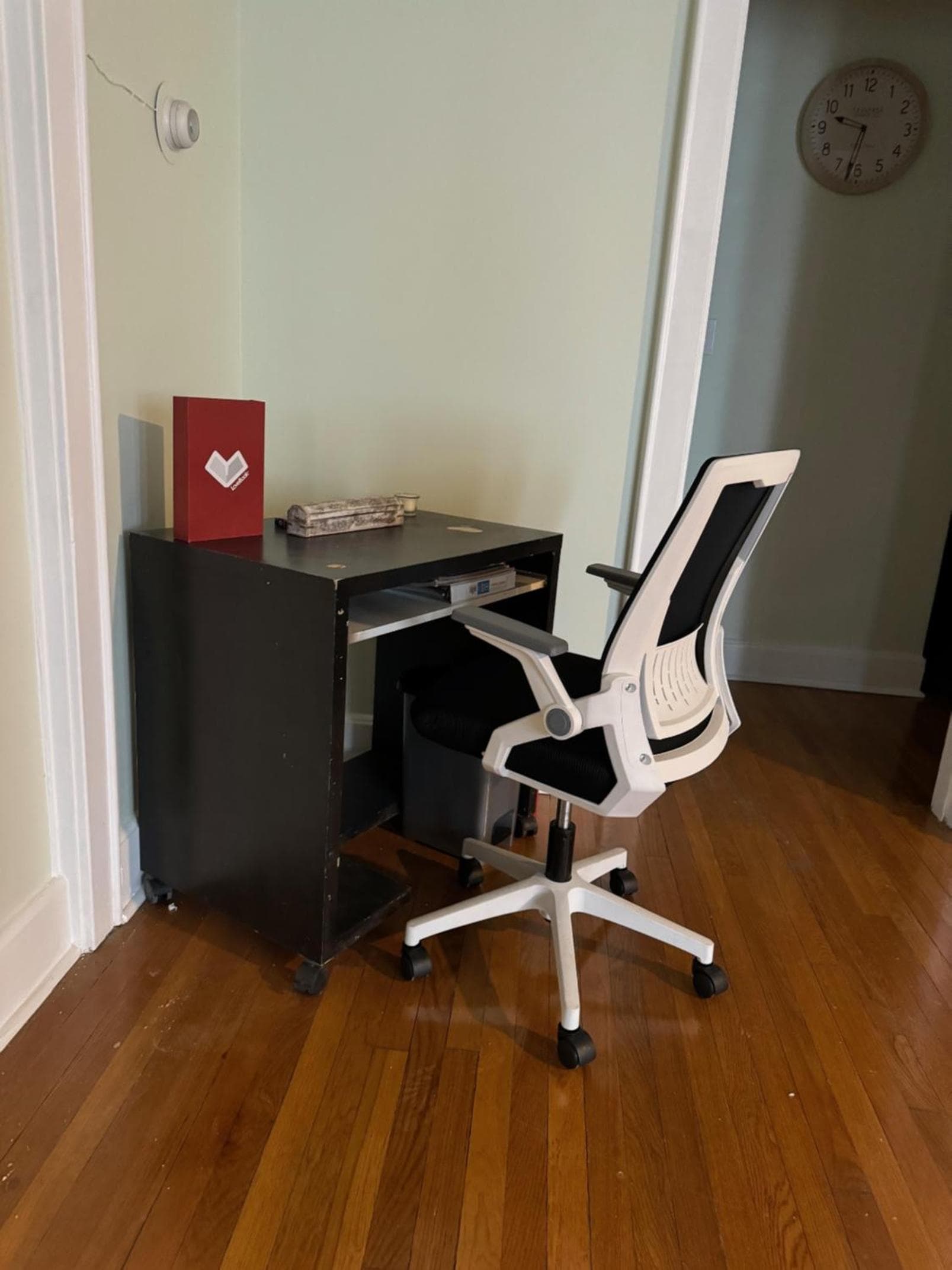 Modern Queen Room Near EWR gallery photo in Elizabeth, NJ — image 6