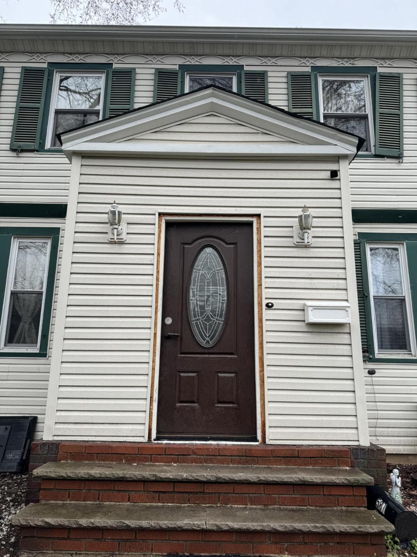 Modern Queen Room Near EWR property views in Elizabeth, NJ — gallery photo 3