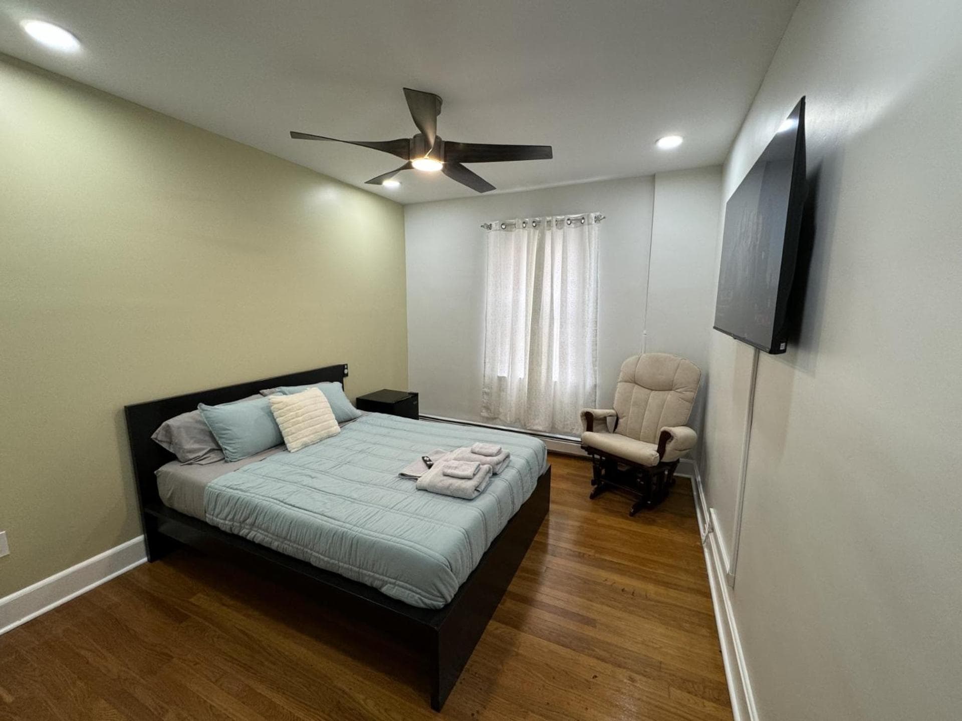Modern Queen Room Near EWR featured exterior or lobby in Elizabeth, NJ — similar hotel