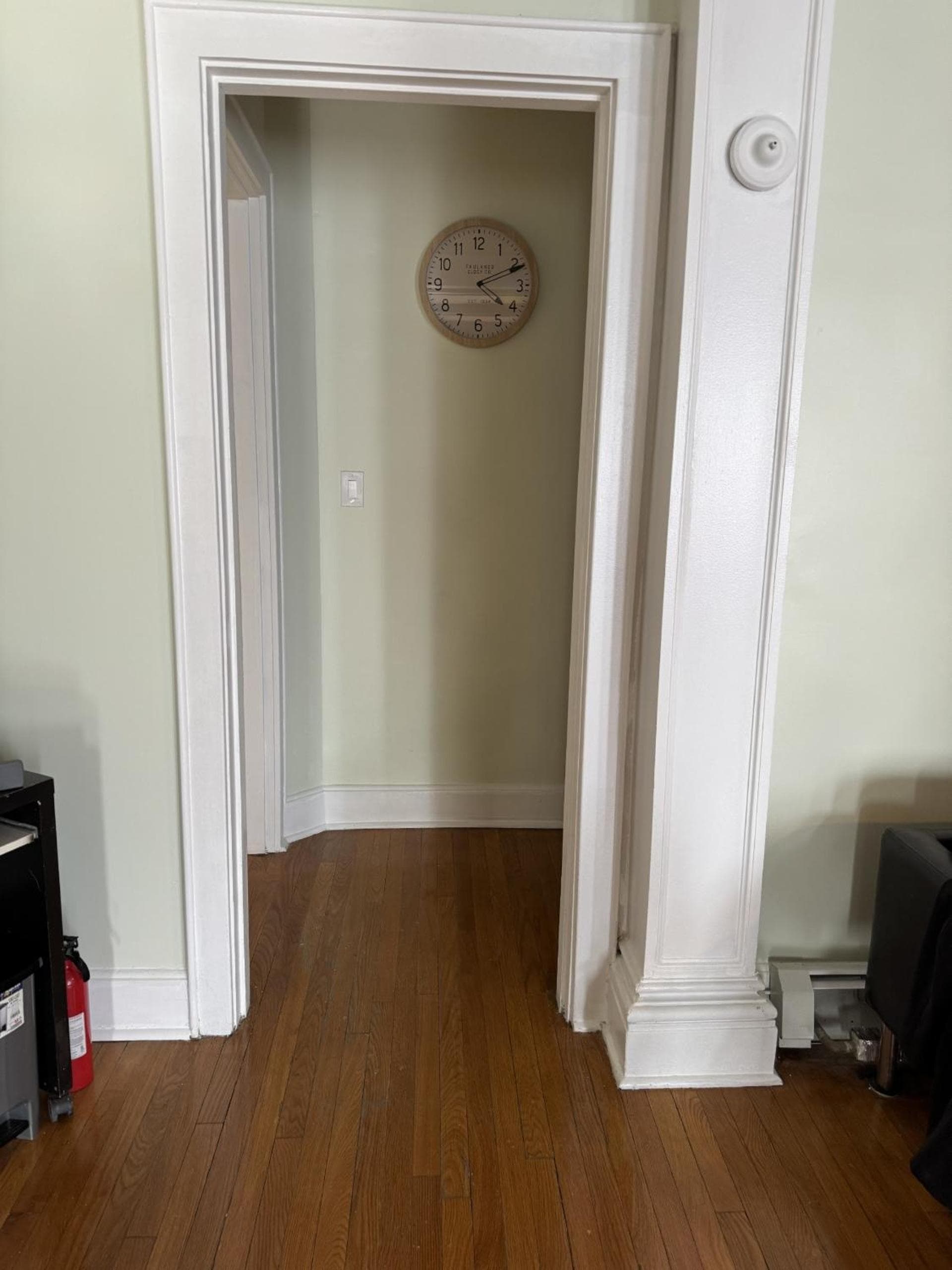 Modern Queen Room Near EWR gallery photo in Elizabeth, NJ — image 7