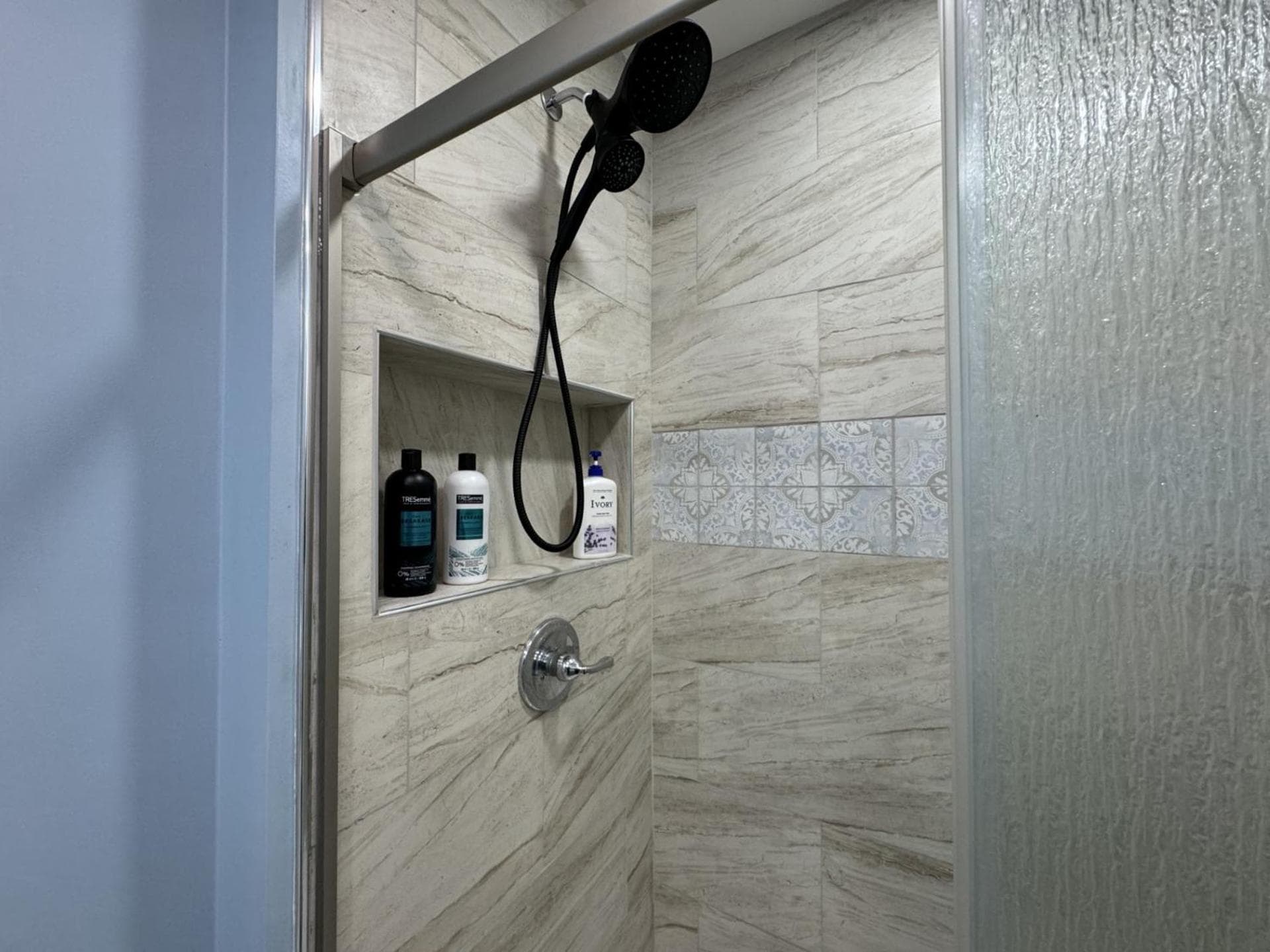 Modern Queen Room Near EWR interior in Elizabeth, NJ — gallery photo 2