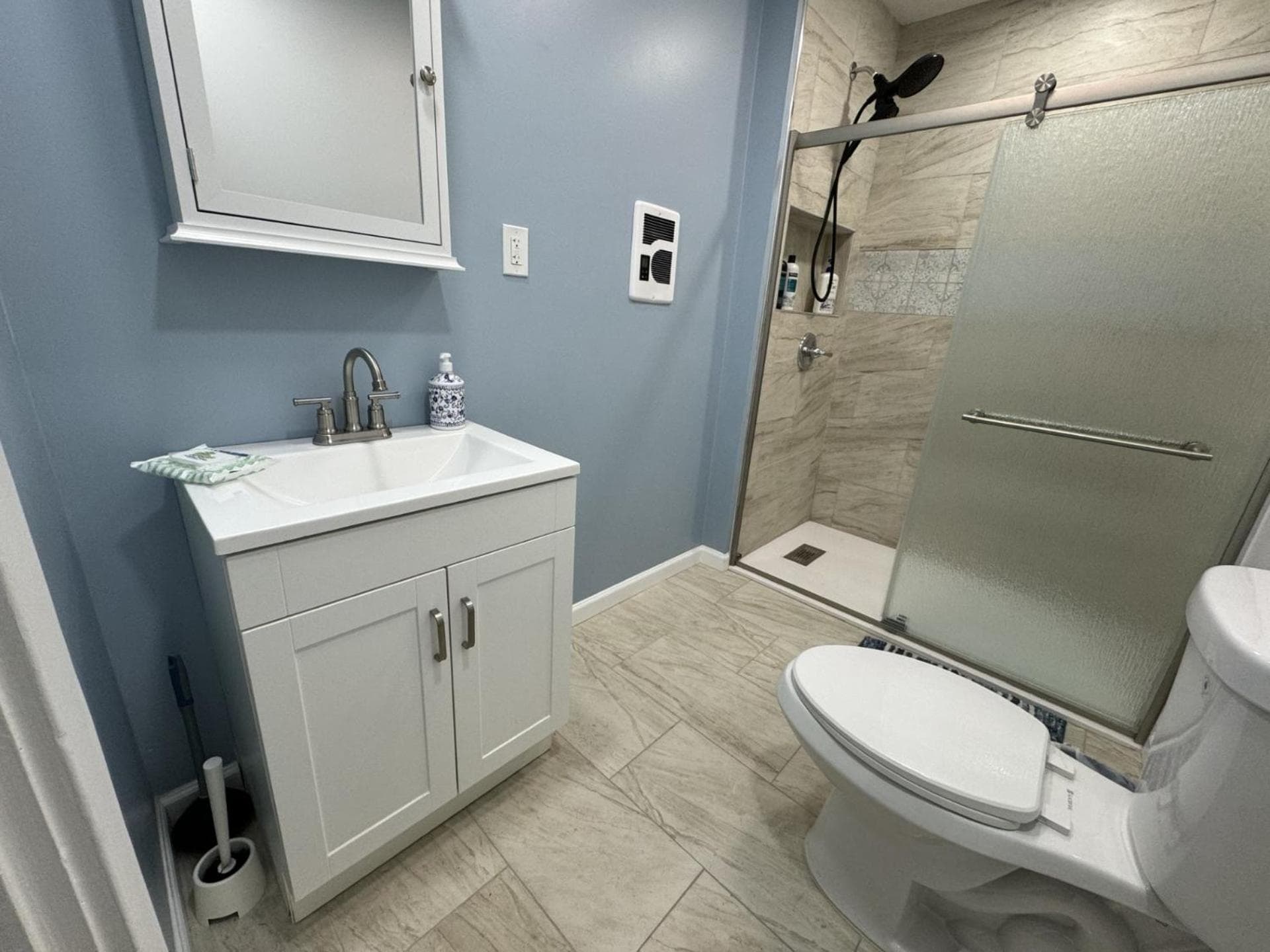 Modern Queen Room Near EWR interior in Elizabeth, NJ — gallery photo 2