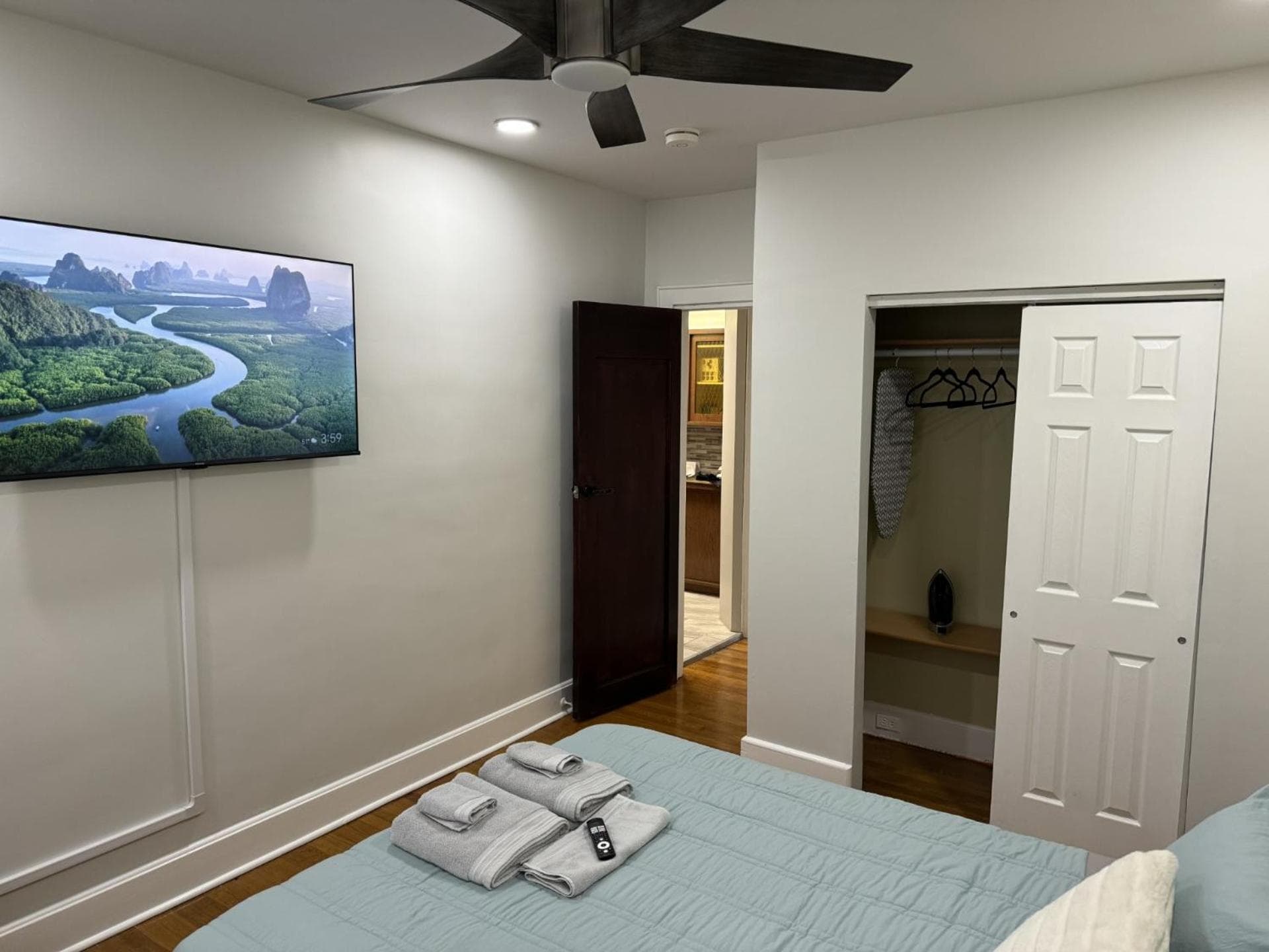 Modern Queen Room Near EWR gallery photo in Elizabeth, NJ — image 13