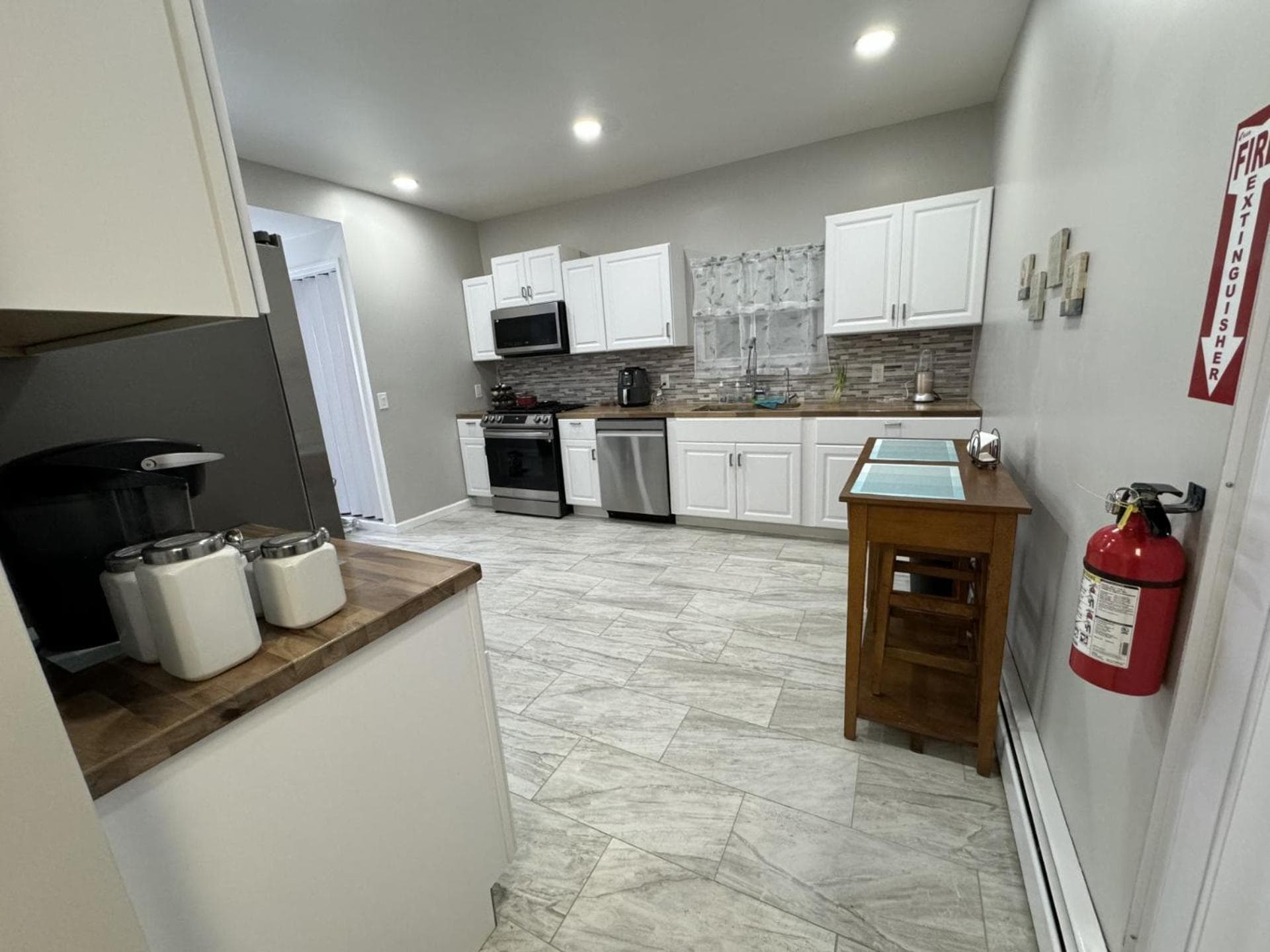 Modern Queen Room Near EWR gallery photo in Elizabeth, NJ — image 15