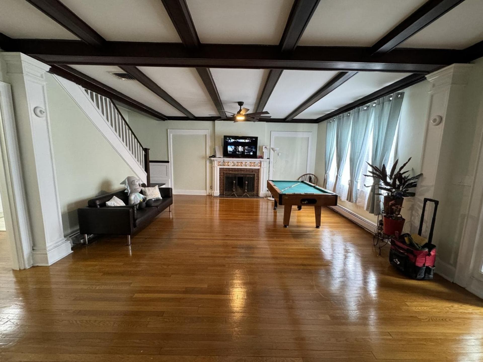 Modern Queen Room Near EWR gallery photo in Elizabeth, NJ — image 5