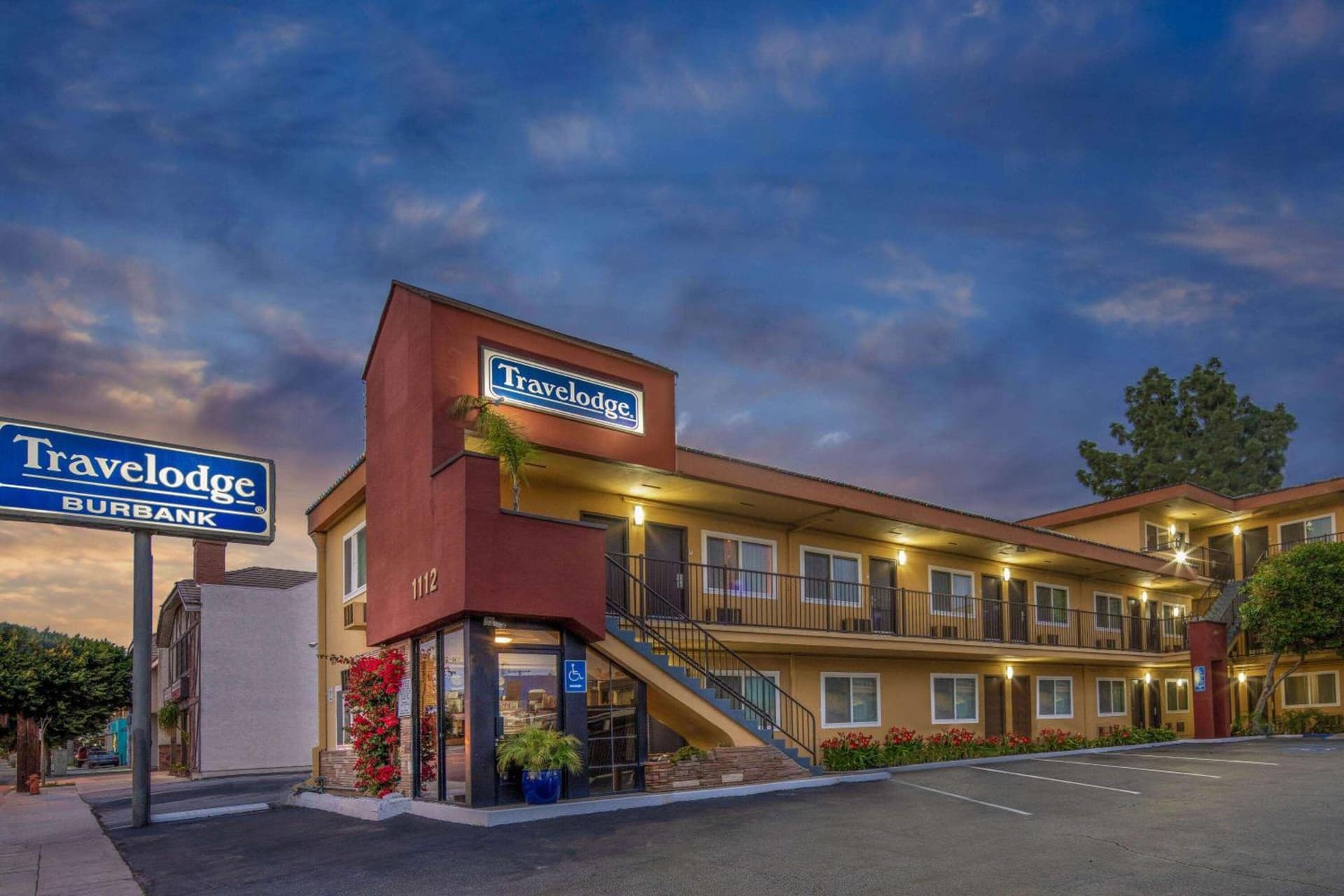 Travelodge by Wyndham Burbank-Glendale interior in Burbank, CA — gallery photo 2