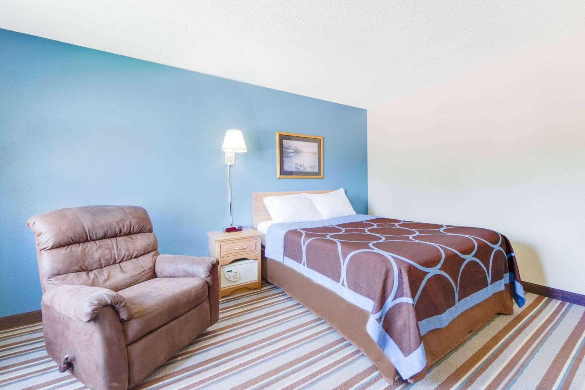Super 8 by Wyndham Burlington property views in Burlington, IA — gallery photo 3