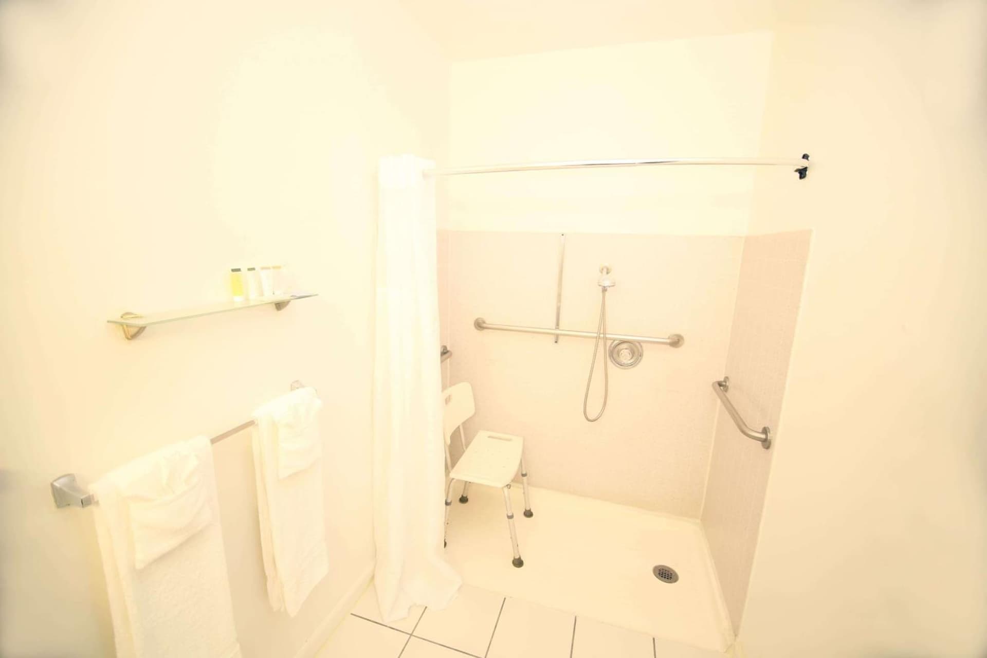 Travelodge by Wyndham Burbank-Glendale interior in Burbank, CA — gallery photo 2