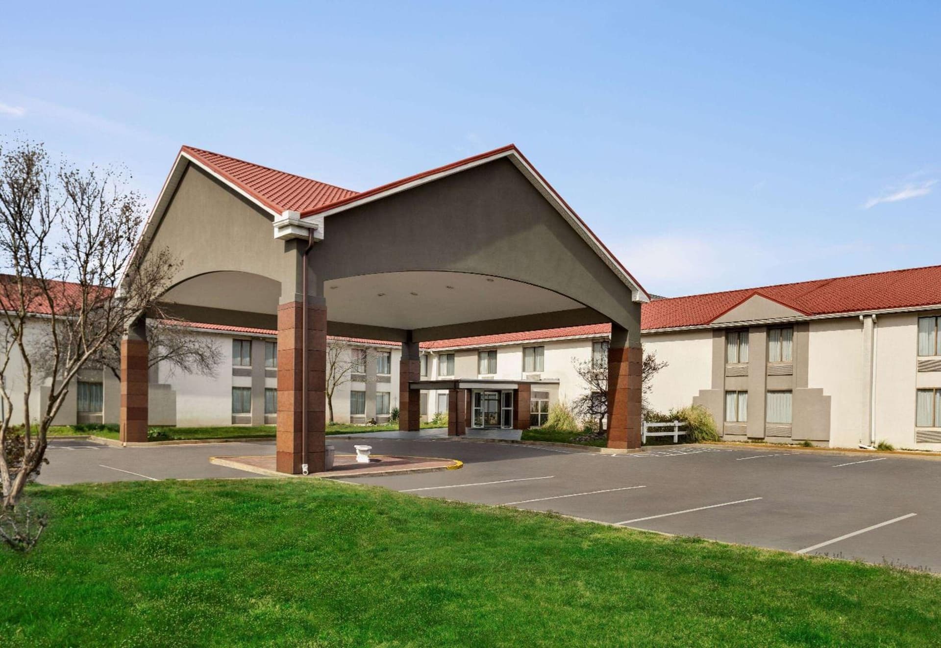 Spark by Hilton Waldorf exterior or lobby in Waldorf, MD — main listing photo
