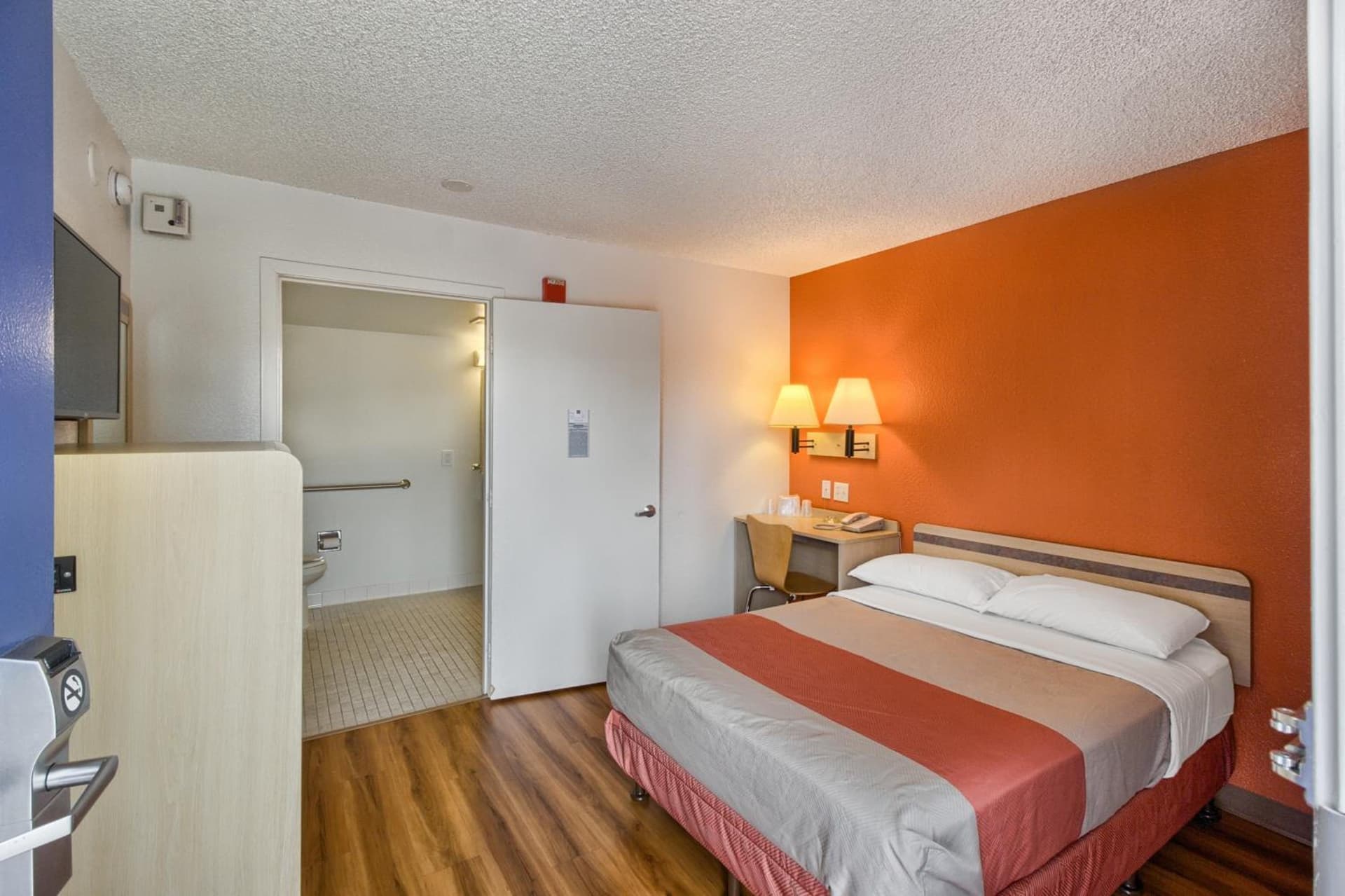 Motel 6-Everett, WA - South property views in Wintermutes Corner, WA — gallery photo 3