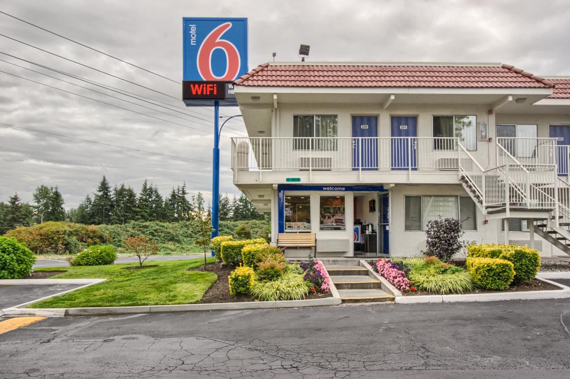 Motel 6-Everett, WA - South interior in Wintermutes Corner, WA — gallery photo 2