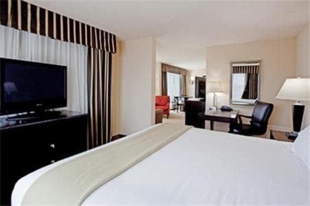 Holiday Inn Express and Suites Newberry by IHG interior in Newberry, SC — gallery photo 2
