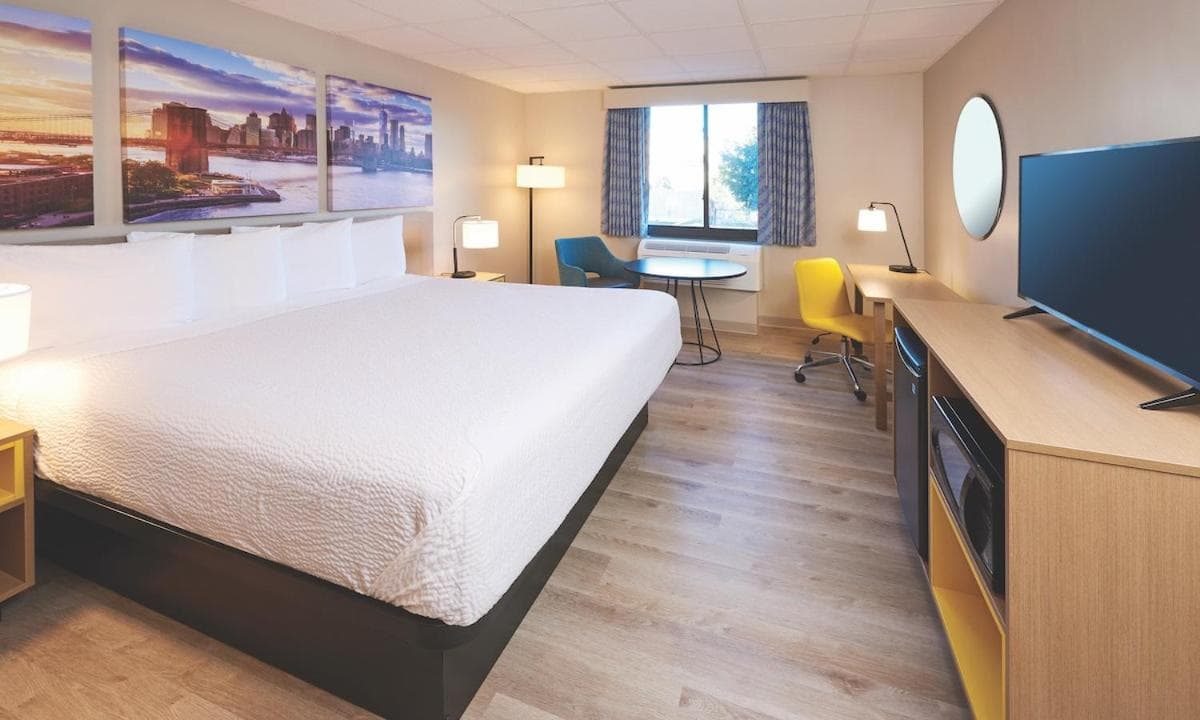 Days Inn by Wyndham, Glen Allen - Richmond North interior in Richmond, VA — gallery photo 2